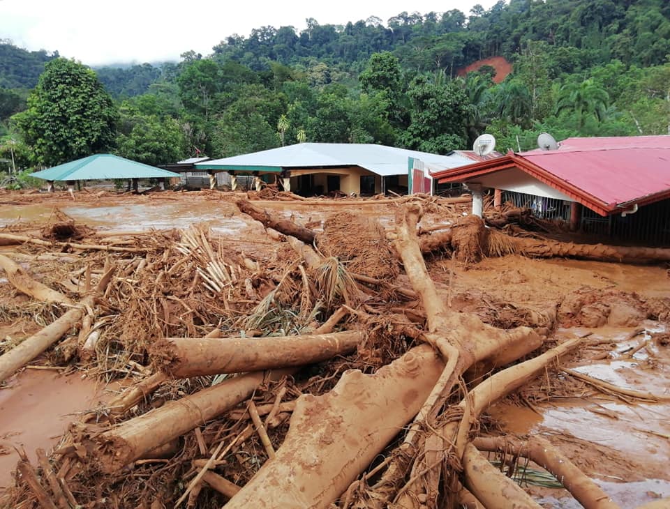 La CNE envió personal a evaluar los cerros por donde palos, barro y lodo bajaron hasta el pueblo dañando casas, caminos y otras edificaciones. Foto: Cortesía Colosal informa.