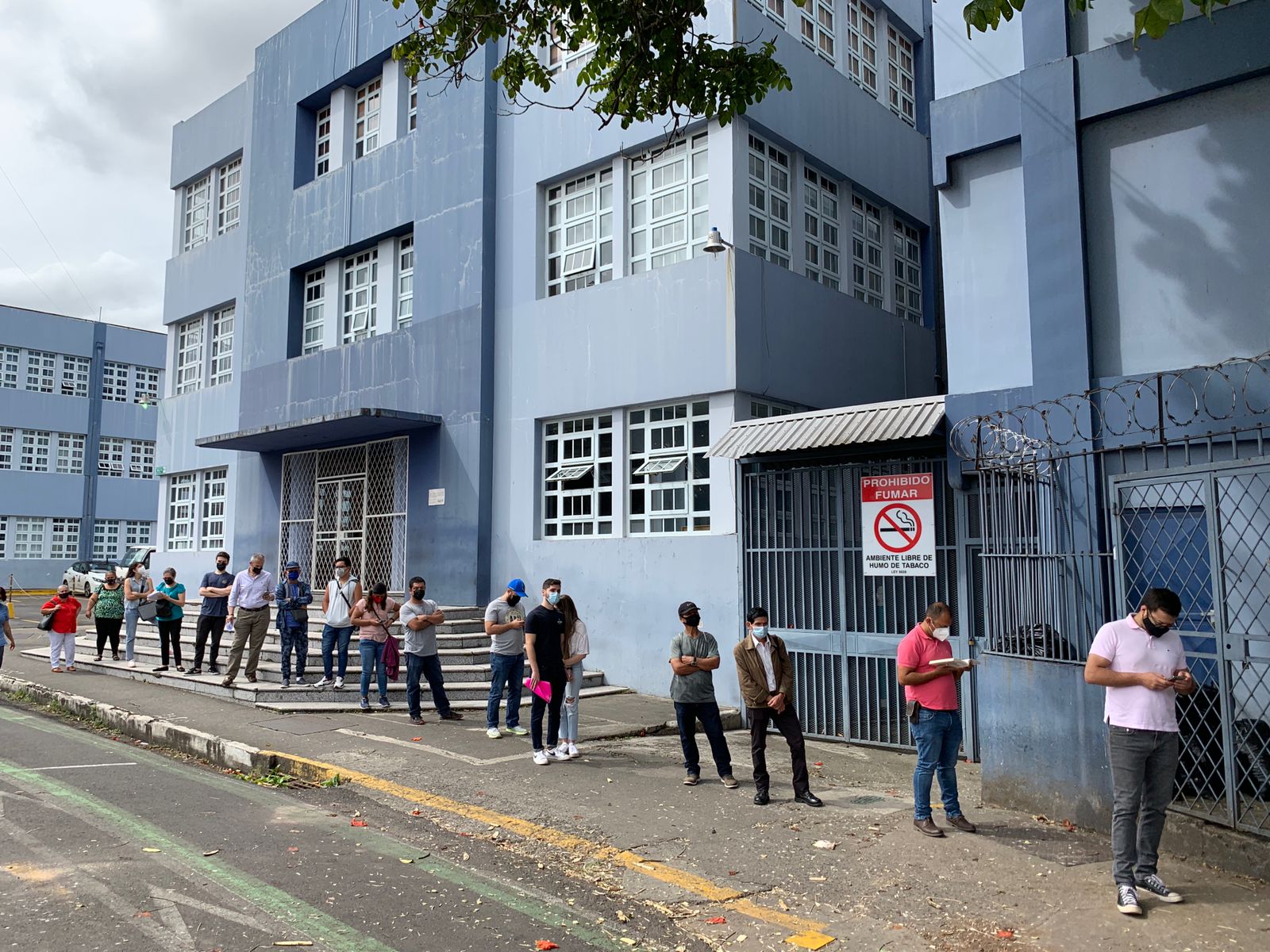 La mañana de este miércoles, decenas de personas llegaron al Ministerio de Salud en busca de obtener su QR. La primer respuesta que recibieron es que el sistema estaba caído.