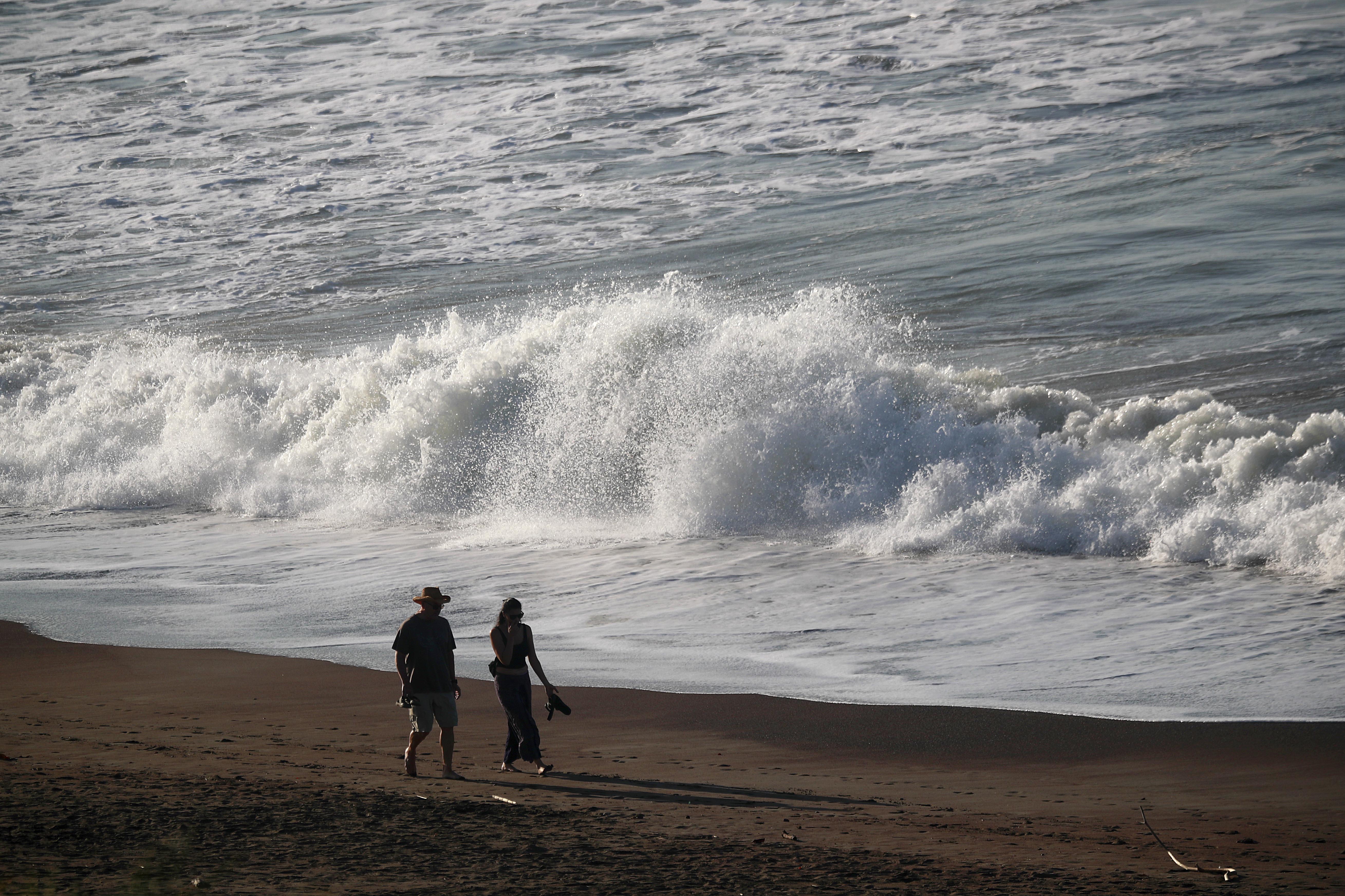 03/12/2023 Jacó. El sol matutino iluminó la playa, arena, mar y olas, este domingo en Jacó, una escena que será recurrente durante los próximos días con la llegada de la época seca. Foto: Rafael Pacheco Granados