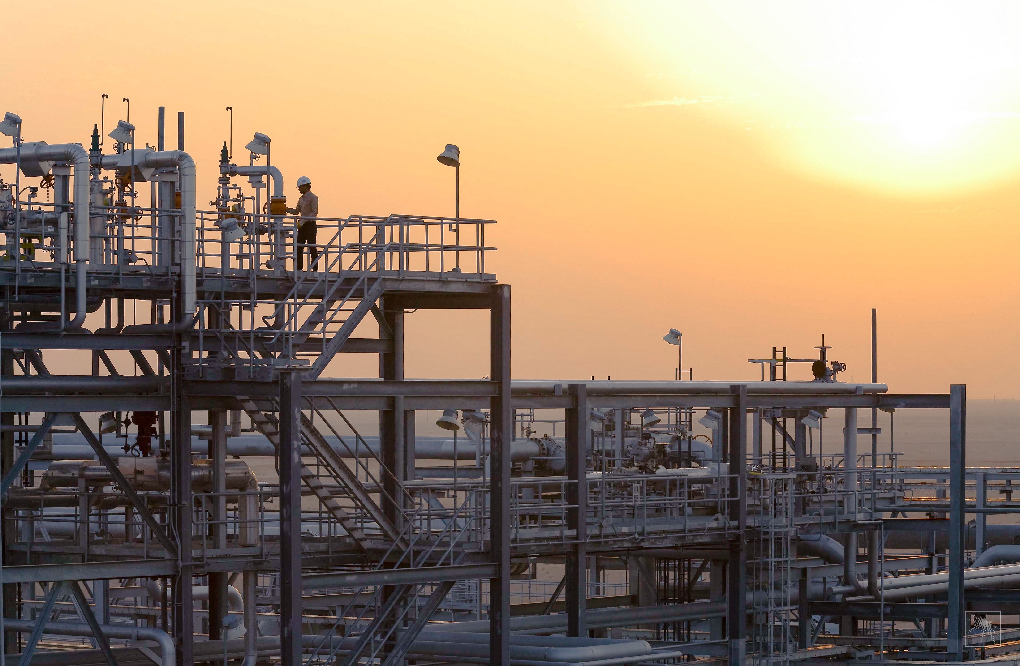 (FILES) This file handout photo obtained on January 29, 2011 from Energy giant Saudi Aramco shows an operator at the condensate stabiliser area at the Haradh Gas Plant. - Russia's assault on Ukraine is reverberating in the energy-rich Gulf, where top oil and gas producers face economic and political dilemmas in easing sky-high prices and alleviating shortages in Europe. As oil prices broke past $100 per barrel and risks of supply disruptions grew, eyes in Europe were increasingly focusing on oil kingpin Saudi Arabia, and Qatar, one of the biggest natural gas exporters. (Photo by JOE LYNCH / Saudi Aramco / AFP) / === RESTRICTED TO EDITORIAL USE - MANDATORY CREDIT "AFP PHOTO / HO /ARAMCO" - NO MARKETING NO ADVERTISING CAMPAIGNS - DISTRIBUTED AS A SERVICE TO CLIENTS ===