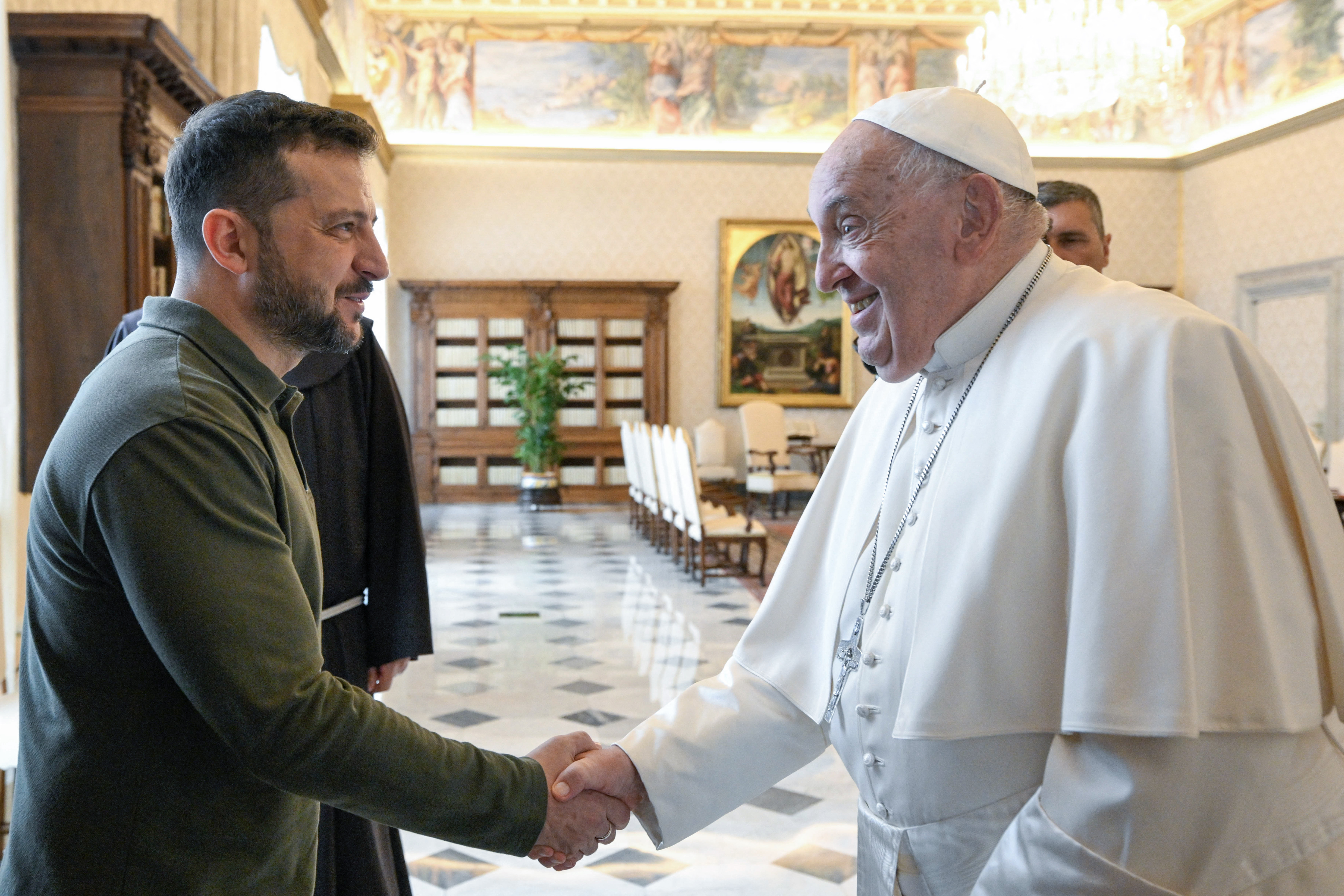 El papa Francisco recibe a Volodimir Zelenski en el Vaticano para discutir la situación de Ucrania. Foto: Vatican Media/AFP