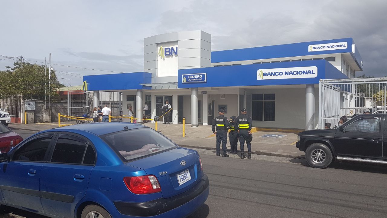 La Fuerza Pública llegó rápidamente al sitio y lo acordonó mientras llegaban los agentes del OIJ.