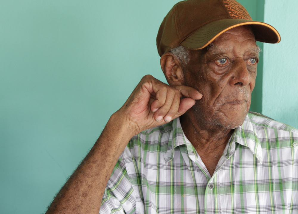 Cahuita, procesos de deshalojo y demolicion de viviendas , restauranyes y hoteles pertenecientes a varias familias que viven en zonas costeras por orden de la contraloria general de la republica al que seg;un plantea estan dentro de los 200 metros de la zona maritimo terrestre, ley declarada en los años 70, sin embargo muchos de estos pobladores son fundadores o decendientes de fundadores de estos poblados costeros , algunos han vivido en la zona antes de la fecha en que se promulgo la ley.En la foto Walter Ferguson a sus 93 años de edad, músico renombrado del calipso Costarricense.Foto Alex Arias.