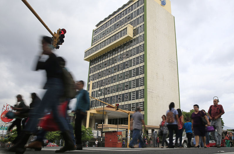 El Ministerio de Hacienda advirtió de que la reforma a las pensiones del Magisterio Nacional, además de golpear a la Caja, presionará más el déficit fiscal, pues le costaría al Gobierno entre ¢11.000 millones y ¢32.000 millones más al año para financiar el pago de pensiones.