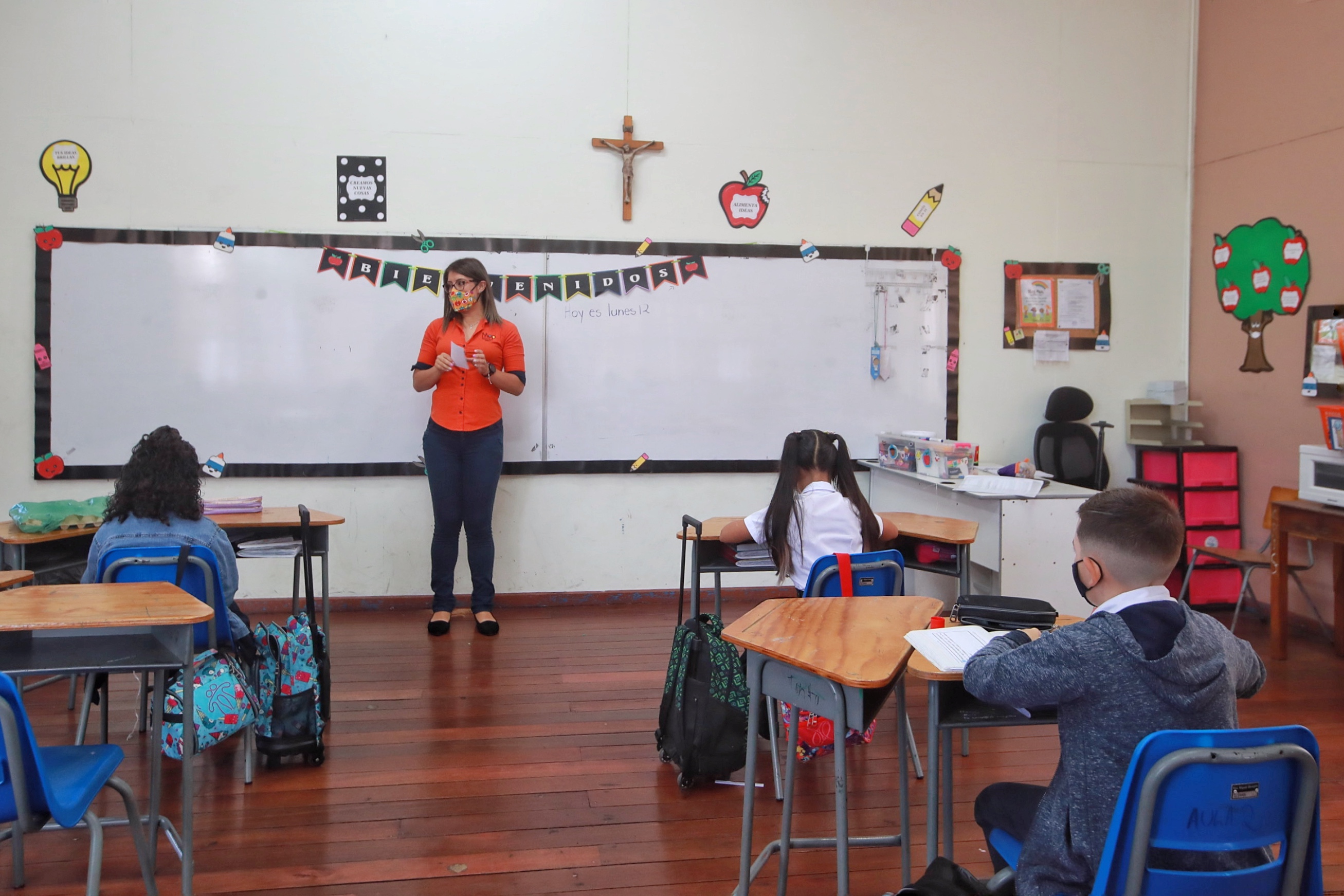 12/07/2021/ Entrada a clases después de periodo de vacaciones de mitad de año / niños inician clases en la escuela Miguel Obregón Lizano de Tibás / fotografía: John Durán
