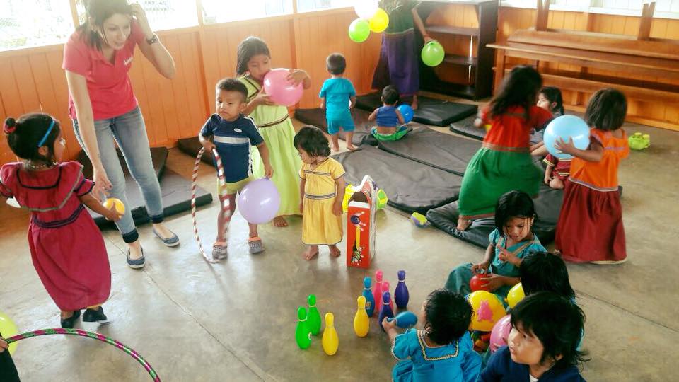 Las casas indígenas funcionan en los beneficios de café y permiten a menores de todas las edades convivir, jugar, aprender y comer mientras sus padres trabajan. Fotografía: Casas de la alegría