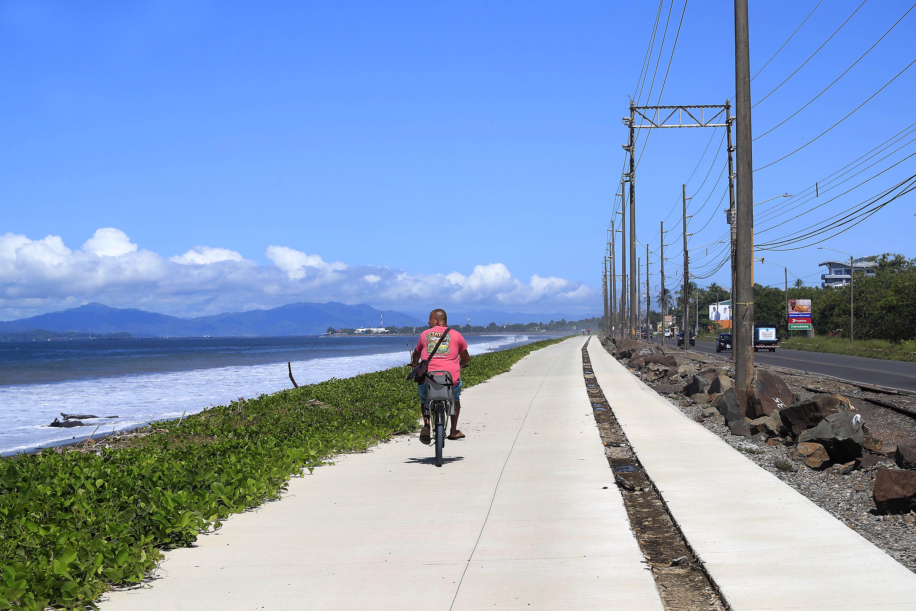 17/08/2022 Chacarita de Puntarenas. Trabajos en la ampliación del tramo de carretera Angostura. Se aprecian avances en ciclovía pero mucho retrazo en ampliación de la carretera.