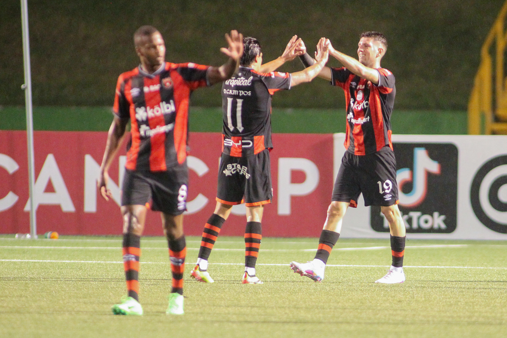 Alberto Toril festeja con Diego Campos en el Estadio Cementos Progreso, en el partido de ida de los cuartos de final de la Copa Centroamericana de Concacaf entre Comunicaciones y Liga Deportiva Alajuelense.