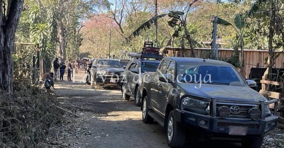 El mortal tiroteo y el incendio en la madrugada de este 19 de marzo causaron gran movilización y conmoción en esa barriada de Nicoya. Foto : Cortesía La Voz de Nicoya.