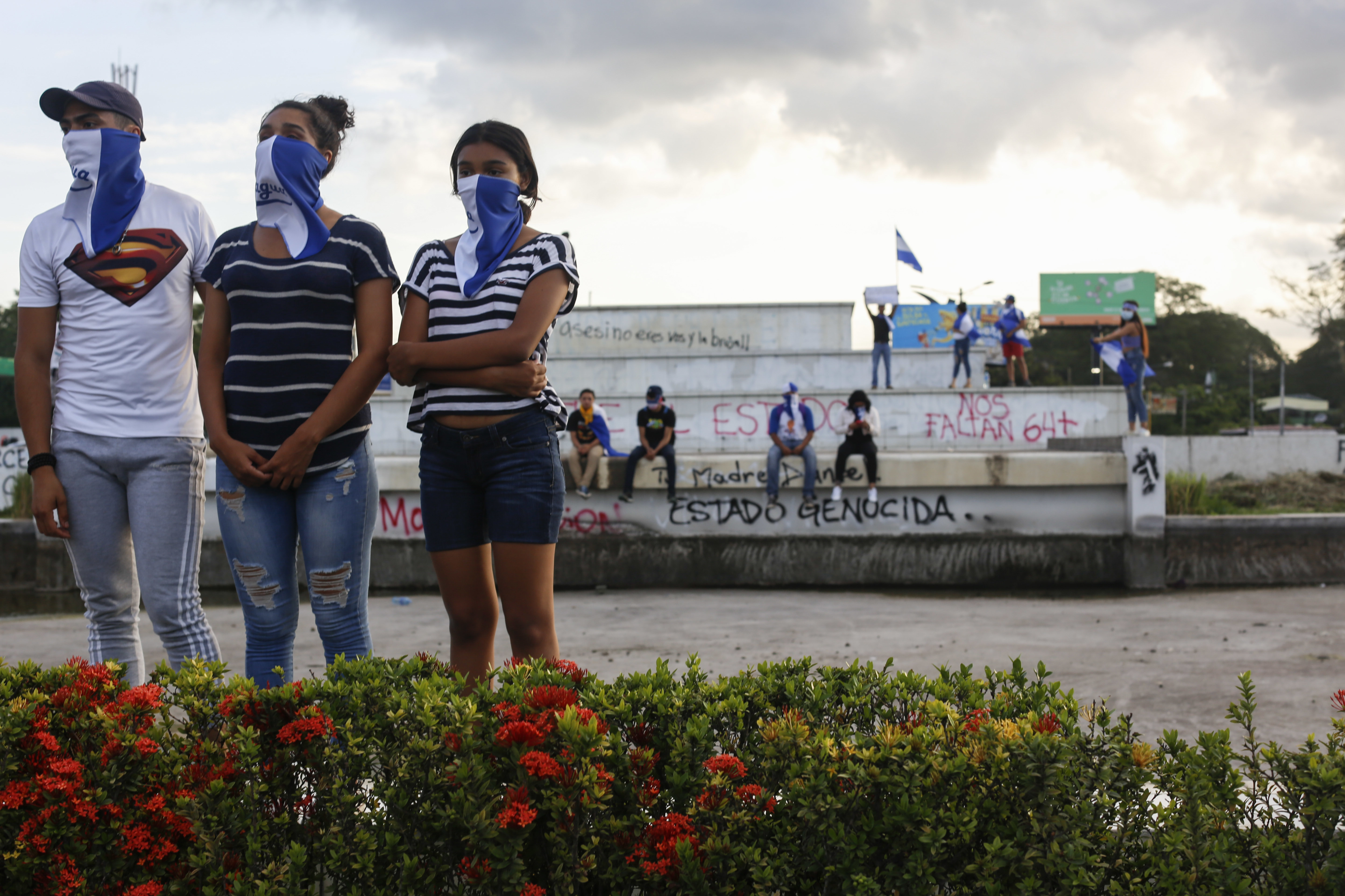 Jóvenes enmascarados participan en una protesta contra el gobierno del presidente Daniel Ortega con motivo del Día Nacional del Niño, en Managua, Nicaragua, el viernes 1 de junio de 2018. AP