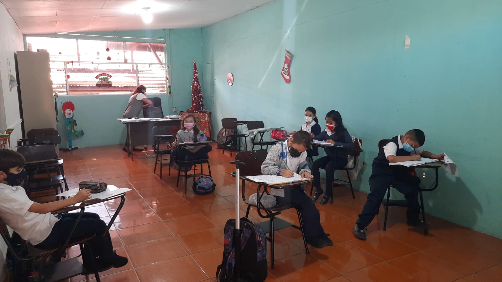 Ambiente este lunes 3 de enero en la Escuela Carlos J. Peralta en Guadalupe de Cartago. Foto Keyna Calderón.