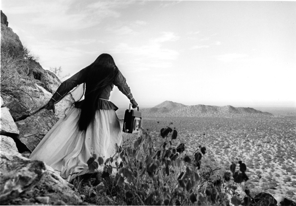 Mujer Ángel (1979) es la imagen más simbólica del trabajo de Iturbide en Sonora, México. Foto: Cortesía del Instituto de México.