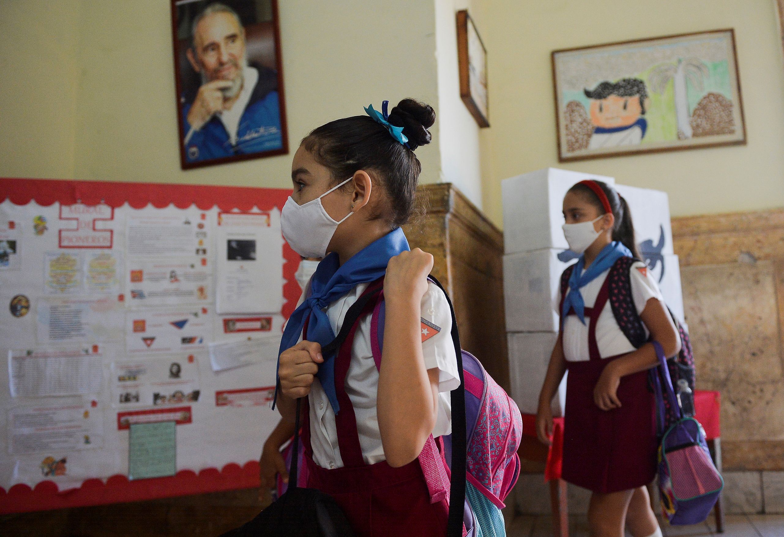 Children arrive to a school in Havana, on January 13, 2021. - Cuban authorities announced on Tuesday that schools in several municipalities in the country, including those in Havana province, will close on Thursday to contain the spread of covid-19, which in recent days shot up again on the island. (Photo by YAMIL LAGE / AFP)