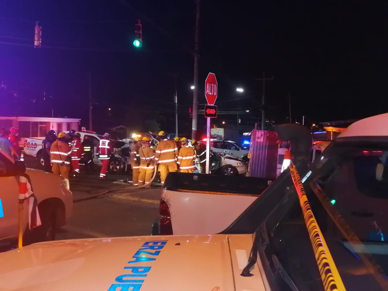 Momento en que los bomberos intentan liberar a las personas que quedaron prensadas luego del accidente. Foto: Keyna Calderón