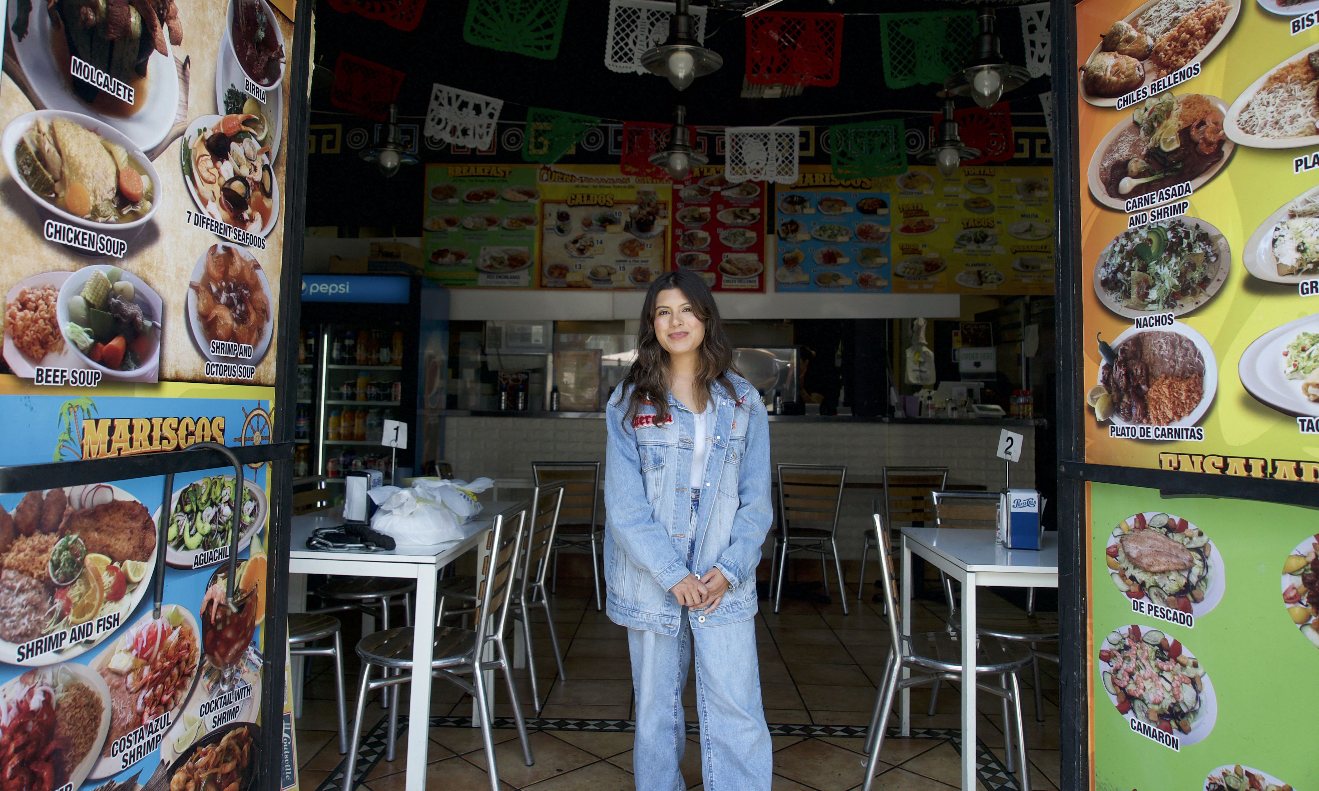 Nayomie Mendoza, propietaria de Cuernavaca's Grill, posa para un retrato en su restaurante en Los Ángeles, California, el 2 de julio de 2025. Propietarios de negocios en el Fashion District de Los Ángeles, donde abundan las tiendas administradas por inmigrantes, afirman que las redadas de la agencia de Inmigración y Control de Aduanas de Estados Unidos (ICE) dirigidas a inmigrantes indocumentados están alejando a los clientes latinos y provocando una disminución en las ventas. (Foto de Bastien INZAURRALDE / AFP)