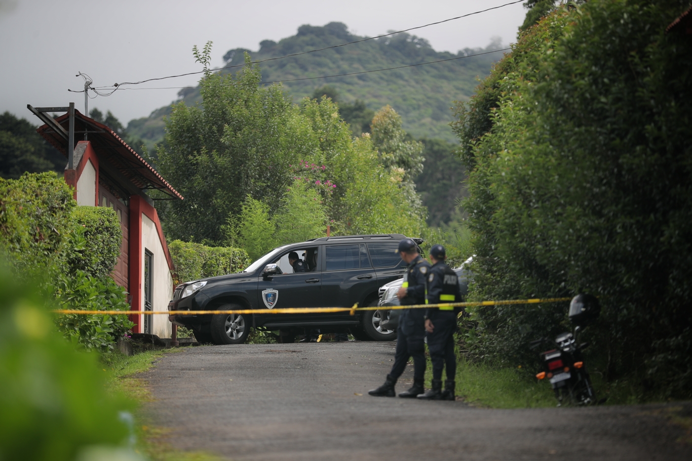 A las 9 a. m. de este sábado la Policía seguía en labores de recolección de indicios en San Isidro de Heredia, para tratar de dar con los sospechosos en fuga.