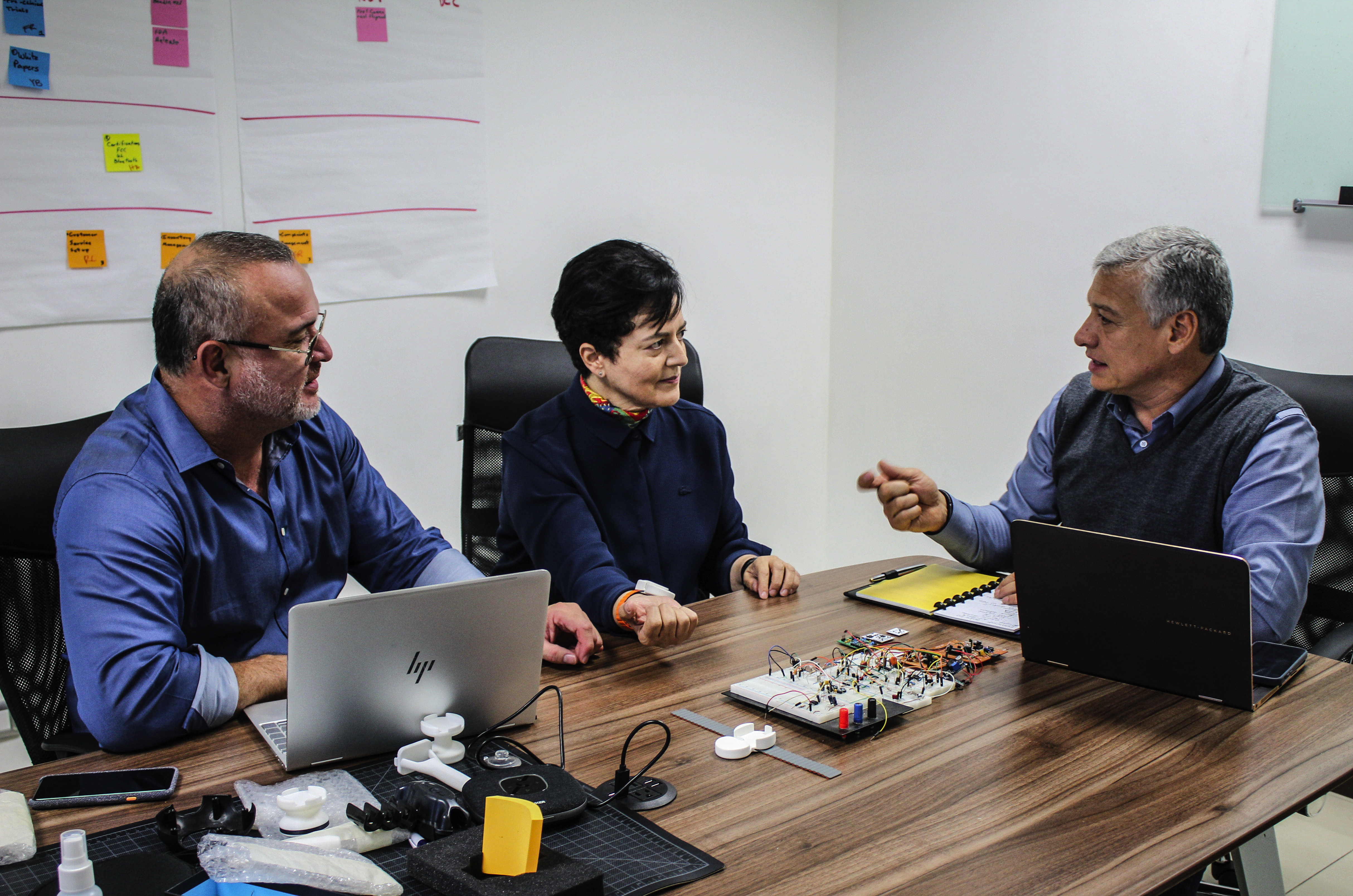 Orbicor Tecnologies proveerá al mercado de dispositivos médicos que colaboren a la prevención de episodios cardiovasculares críticos. De izq. a der. Rafael Corrales, Yamilah Bouzid y Federico Rivera.