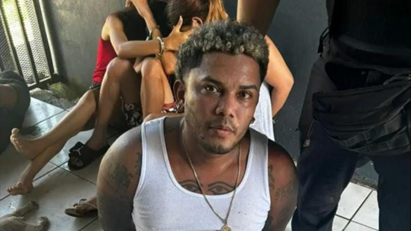 Tony Alexander Peña Russell, alias la T, supuesto cabecilla de una organización criminal de sicariato, registra su primera condena penal. Este martes fue sentenciado tres años de cárcel por el delito de tenencia Ilegal de arma prohibida en perjuicio de la seguridad común.