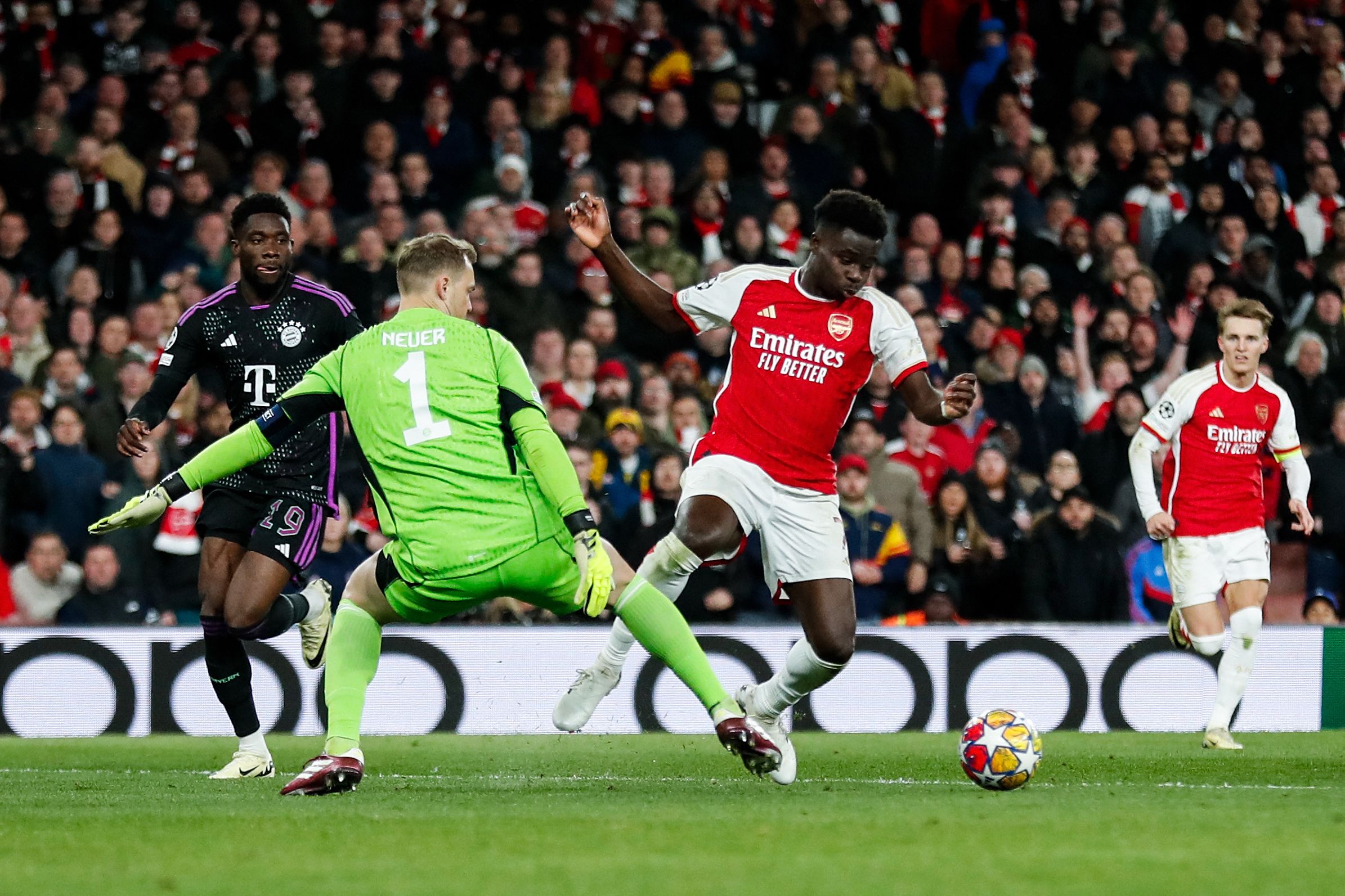 Manuel Neuer realizó una gran atajada en el empate entre el Bayern Múnich y el Arsenal. En la foto, Neuer y Bukayo Saka durante un partido entre Bayern Múnich y Arsenal en 2024.