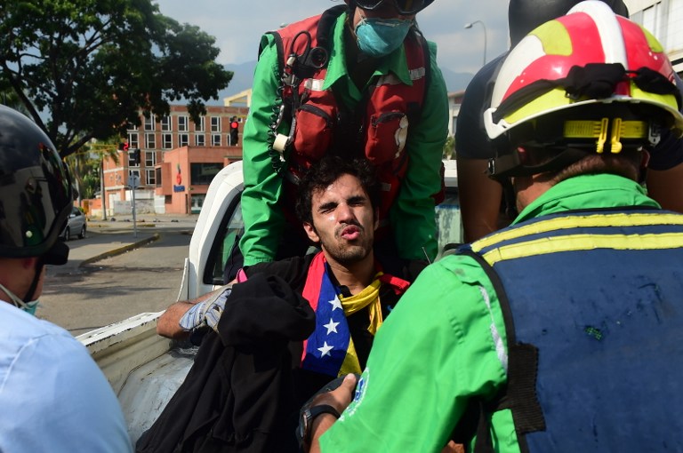 Más de un millar de personas han sido detenidas en disturbios y saqueos que se han producido en medio de la crispación política.
