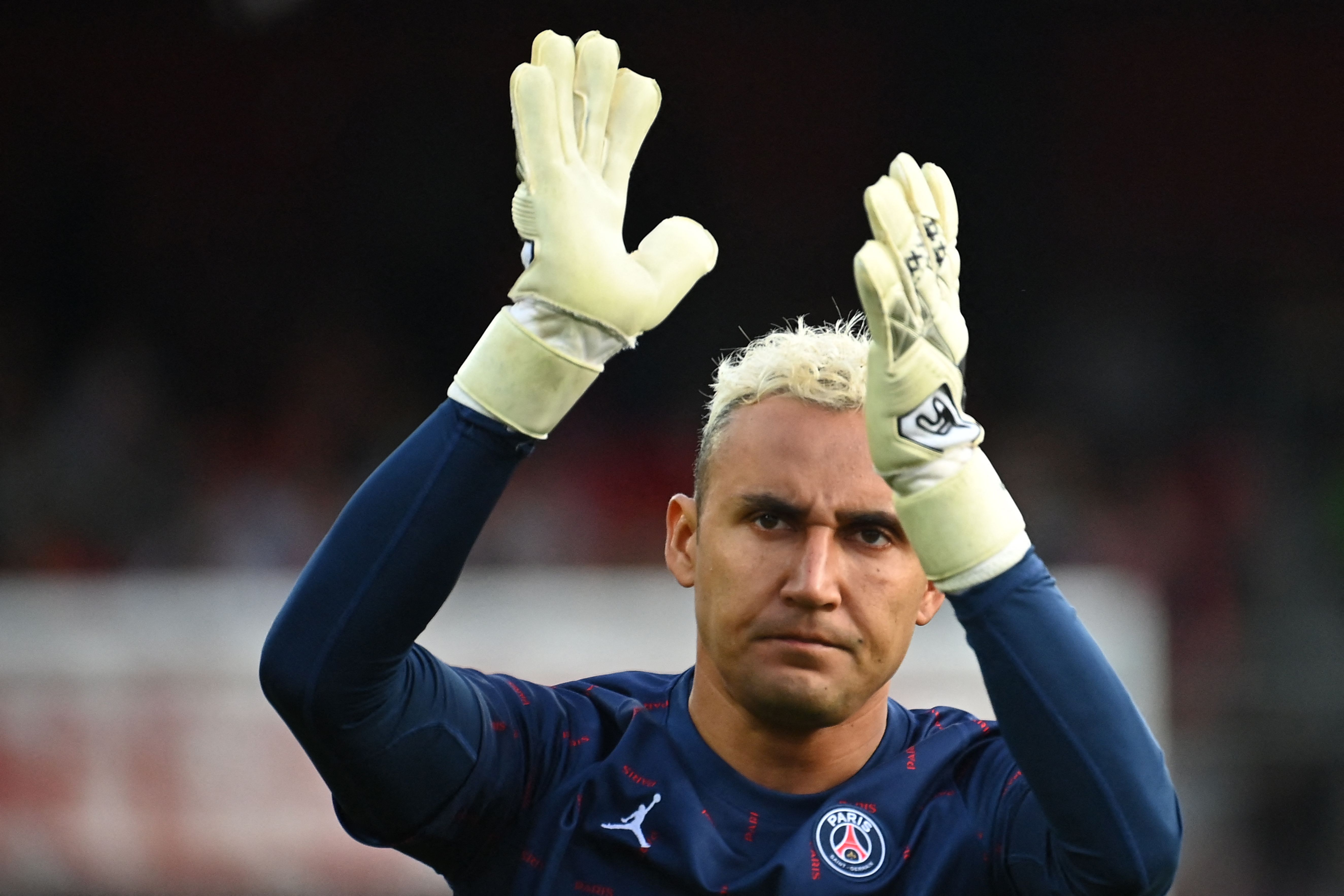 Paris Saint-Germain's Costa Rican goalkeeper Keylor Navas warms up prior to the French L1 football match between Stade Brestois and Paris Saint-Germain at Francis-Le Ble Stadium in Brest on August 20, 2021. (Photo by LOIC VENANCE / AFP)