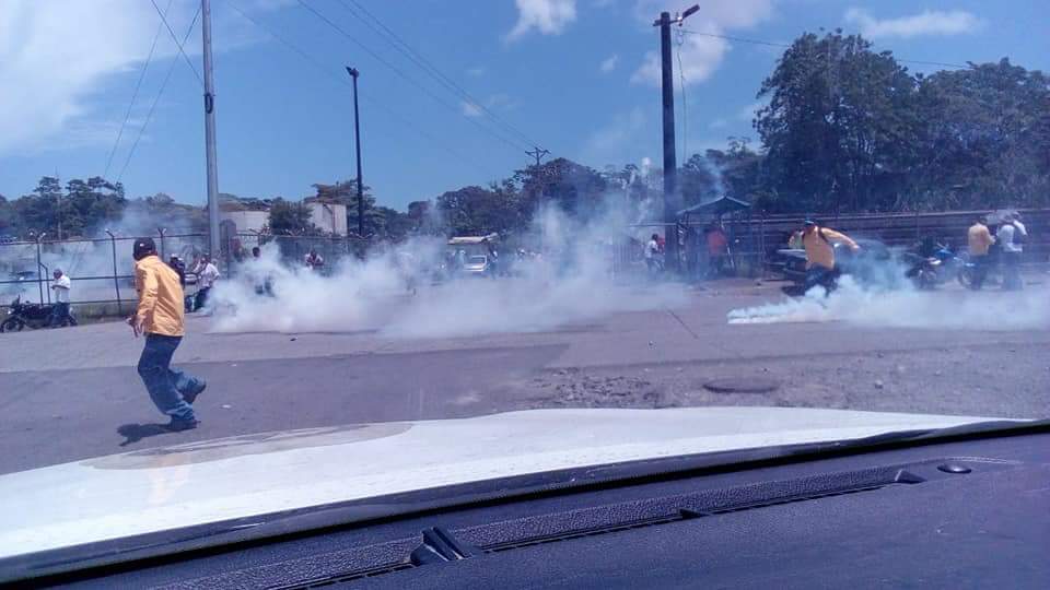 Los manifestantes se fueron luego del lanzamiento de gases de parte de la Fuerza Pública. Foto: APSE para LN
