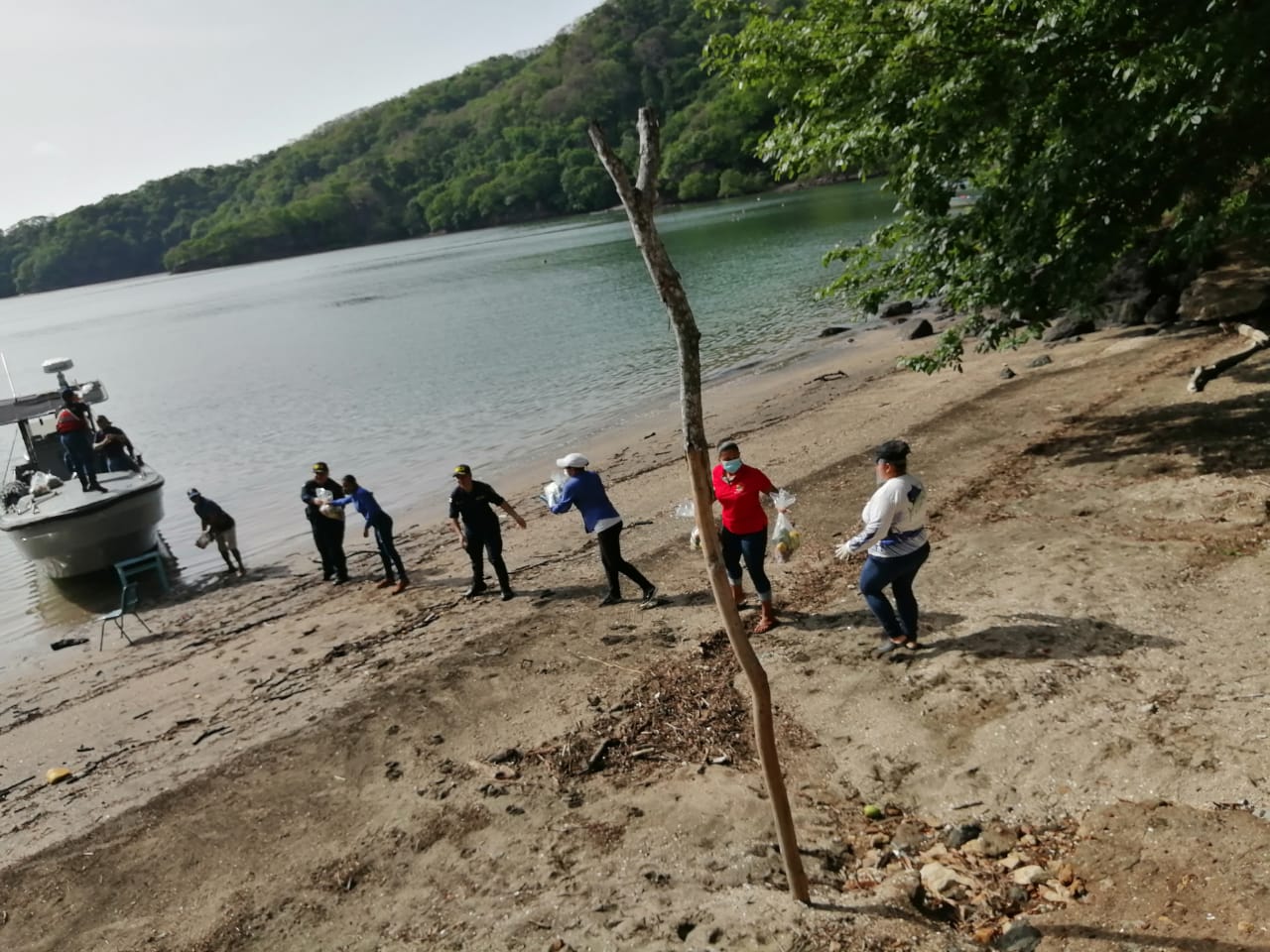 Entrega de alimentos hecha por el MEP en Playa Torres, Isla Caballo. Foto cortesía MEP.