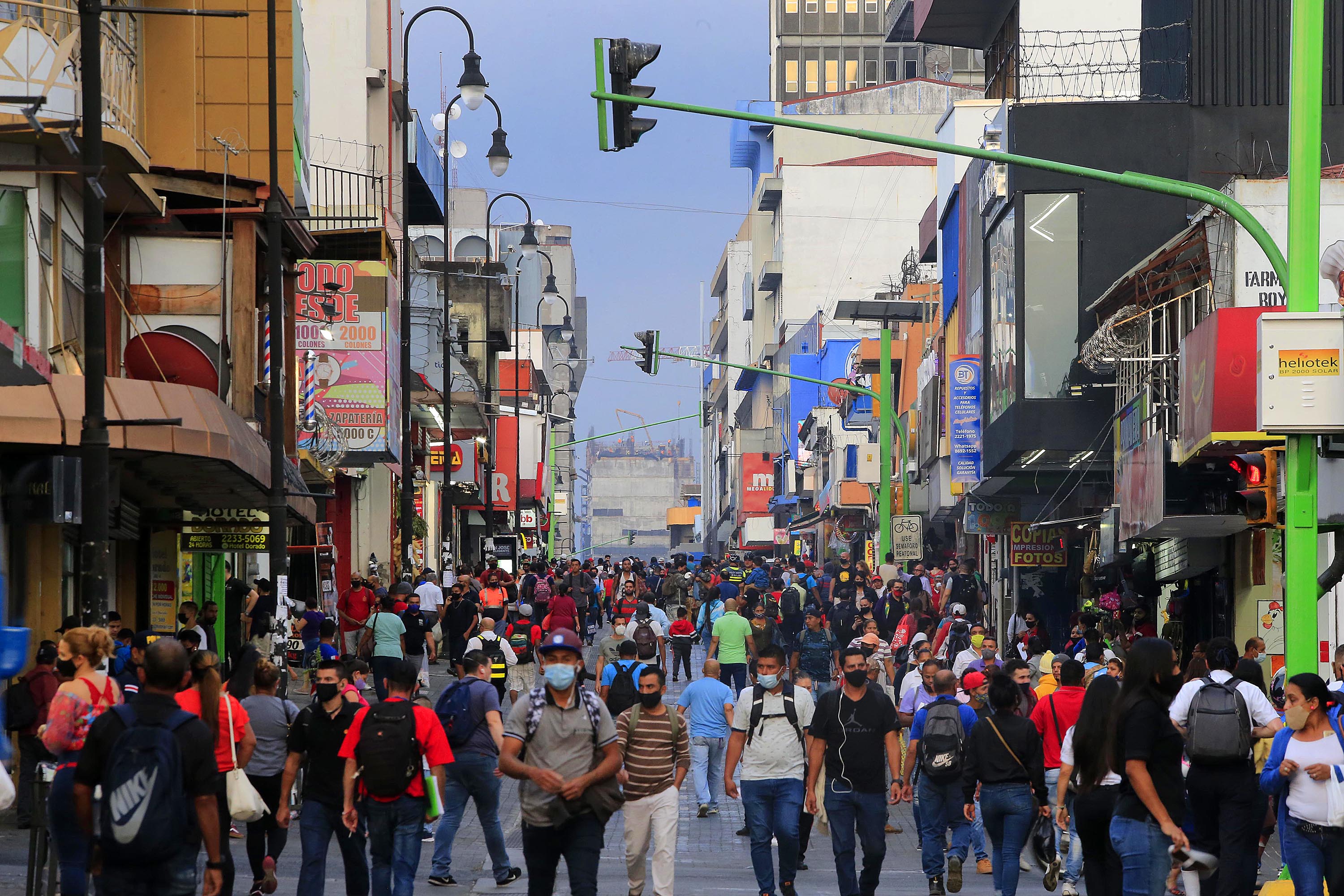 06/04/2021 San José, Avenida 4. Gente caminando por el centro de la capital. La mayoría de las personas usan adecuadamente la mascarilla pero otros ni siquiera la usan a pesar de que se mueven en medio de aglomeraciones. Muchos son trabajadores que regresan de su labor, y algunos de ellos son empleados públicos a propósito del proyecto de ley de empleo público que se tramita en la Asamblea Legislativa. Foto: Rafael Pacheco