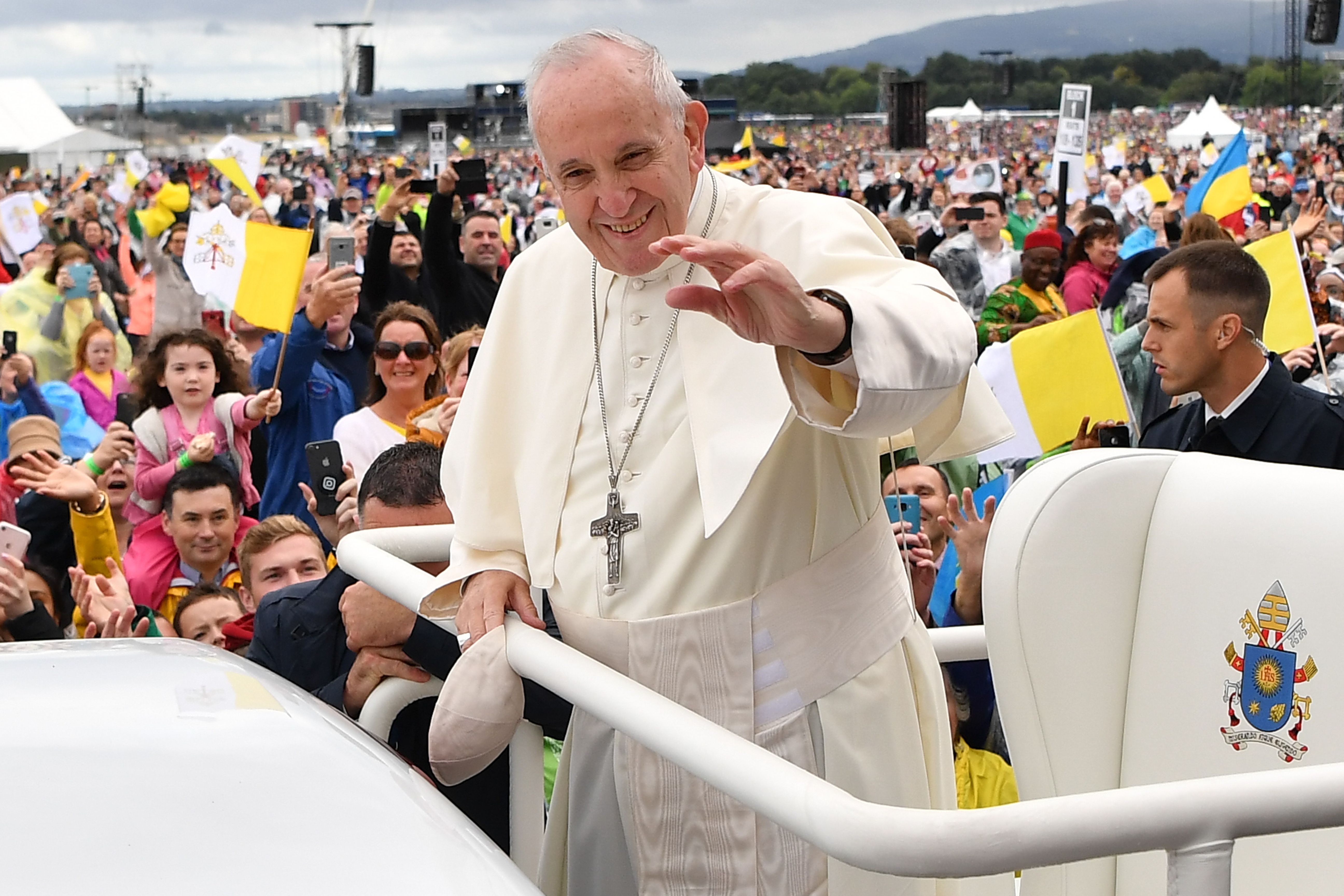 Pope Francis waves to the faithfull as he arrives to lead the Holy Mass at Phoenix Park in Dublin on August 26, 2018, during his visit to Ireland to attend the 2018 World Meeting of Families. (Photo by Ben STANSALL / AFP)