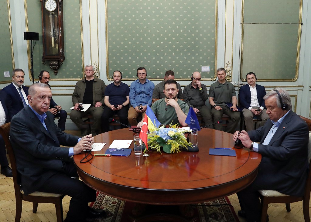 This handout picture taken and released by Turkish Presidential Press Service on August 18, 2022 shows Turkish President Tayyip Erdogan (L) and Ukrainian President Volodymyr Zelensky (C) adn UN Secretary-General Antonio Guterres (R) as they meet in Lviv, Ukraine. - Turkey's President Recep Tayyip Erdogan and UN chief Antonio Guterres were convening in the western city of Lviv. The two were key brokers of a deal last month with Moscow and Kyiv allowing the resumption of grain exports from Ukraine after Russia's invasion blocked essential global supplies. A spokesman for Guterres said that the UN chief, Ukrainian President Volodymyr Zelensky and Erdogan will discuss the grain deal, as well as "the need for a political solution to this conflict". (Photo by Handout / TURKISH PRESIDENTIAL PRESS SERVICE / AFP) / RESTRICTED TO EDITORIAL USE - MANDATORY CREDIT "AFP PHOTO / TURKISH PRESIDENTIAL PRESS SERVICE" - NO MARKETING NO ADVERTISING CAMPAIGNS - DISTRIBUTED AS A SERVICE TO CLIENTS
