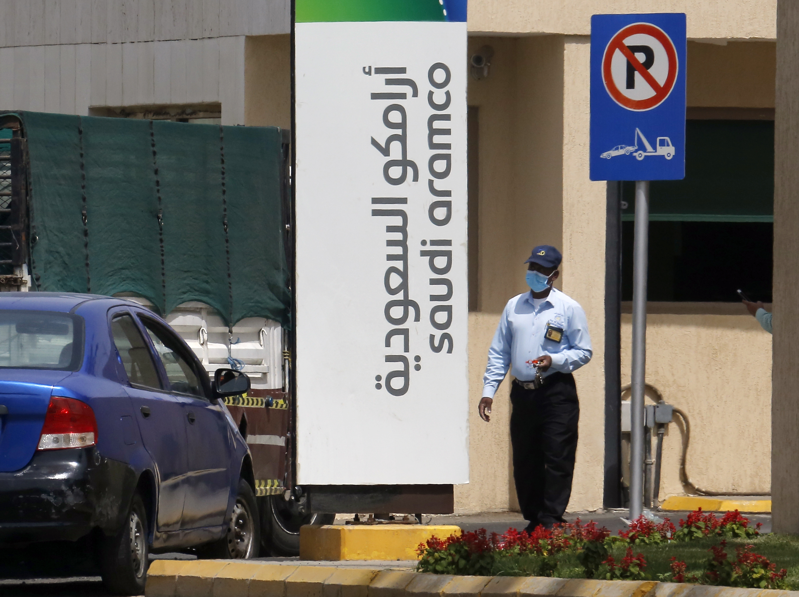 La petrolera nacional Aramco redujo además el barril de Arabian Light a un precio sin precedentes de $10,25. (Foto AP /Amr Nabil)
