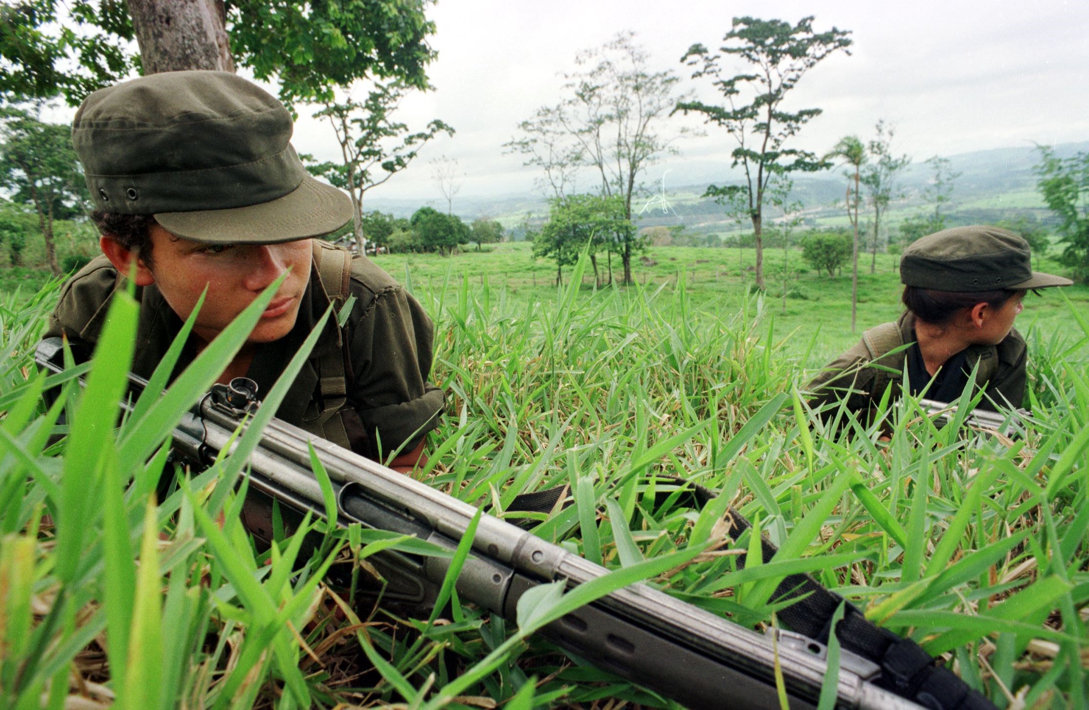 Combatientes del Frente 53, una facción de las FARC guardan sus posiciones, el 25 de abril 1998