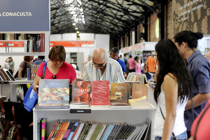 Ultimo dia de la Feria Internacional del Libro en la Antigua Aduana. San Jose, Costa Rica. (01-09-2013). Fotografia Marcela Bertozzi