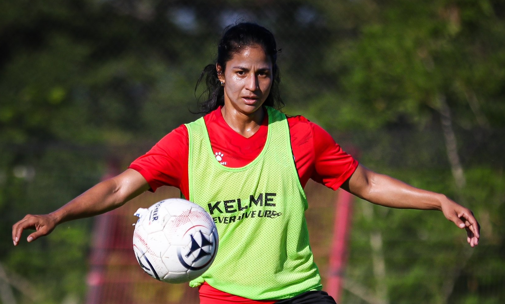 Shirley Cruz añora el pase a la final para buscar otro título con Alajuelense en el cierre de su carrera futbolística.