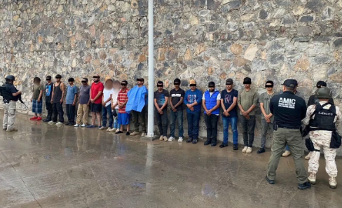 Detienen a 7 menores sicarios en dos operativos de seguridad en el desierto de Sonora, México. Foto: Especial/El Universal/México/GDA