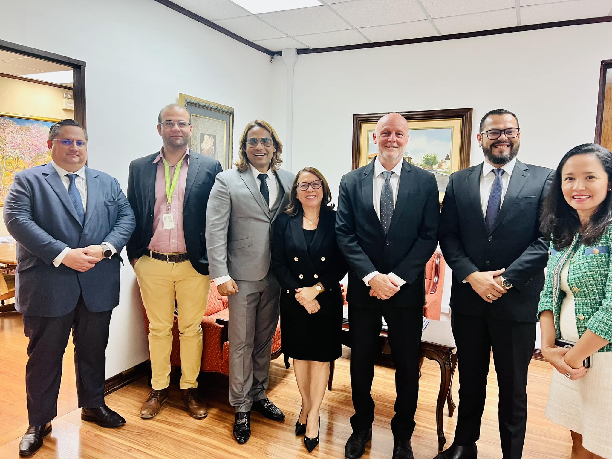 Prabhakar Sharan junto con el vicepresidente Stephan Brunner y el presidente del ICE, Marco Acuña.