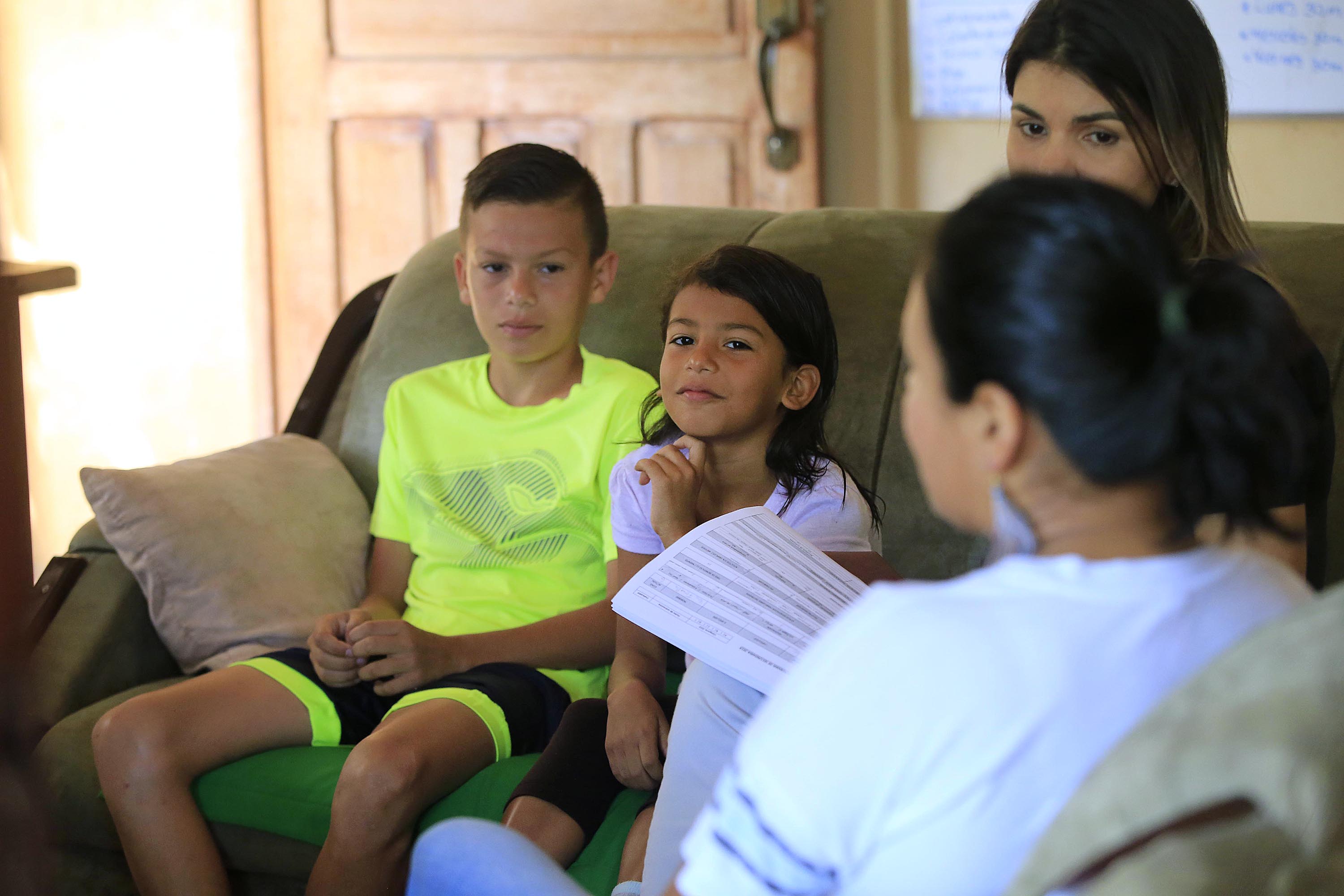 26/11/2019 Puriscal. Seguimiento a los niños de la escuela de atletismo de Dixiana Mena, mamá de las hermanas Noelia y Andrea Vargas, quienes serán becados por la Asociación Edunámica. Yara Fiorella y Yahir Moya Cortés, en Carit de Puriscal. Foto: Rafael Pacheco