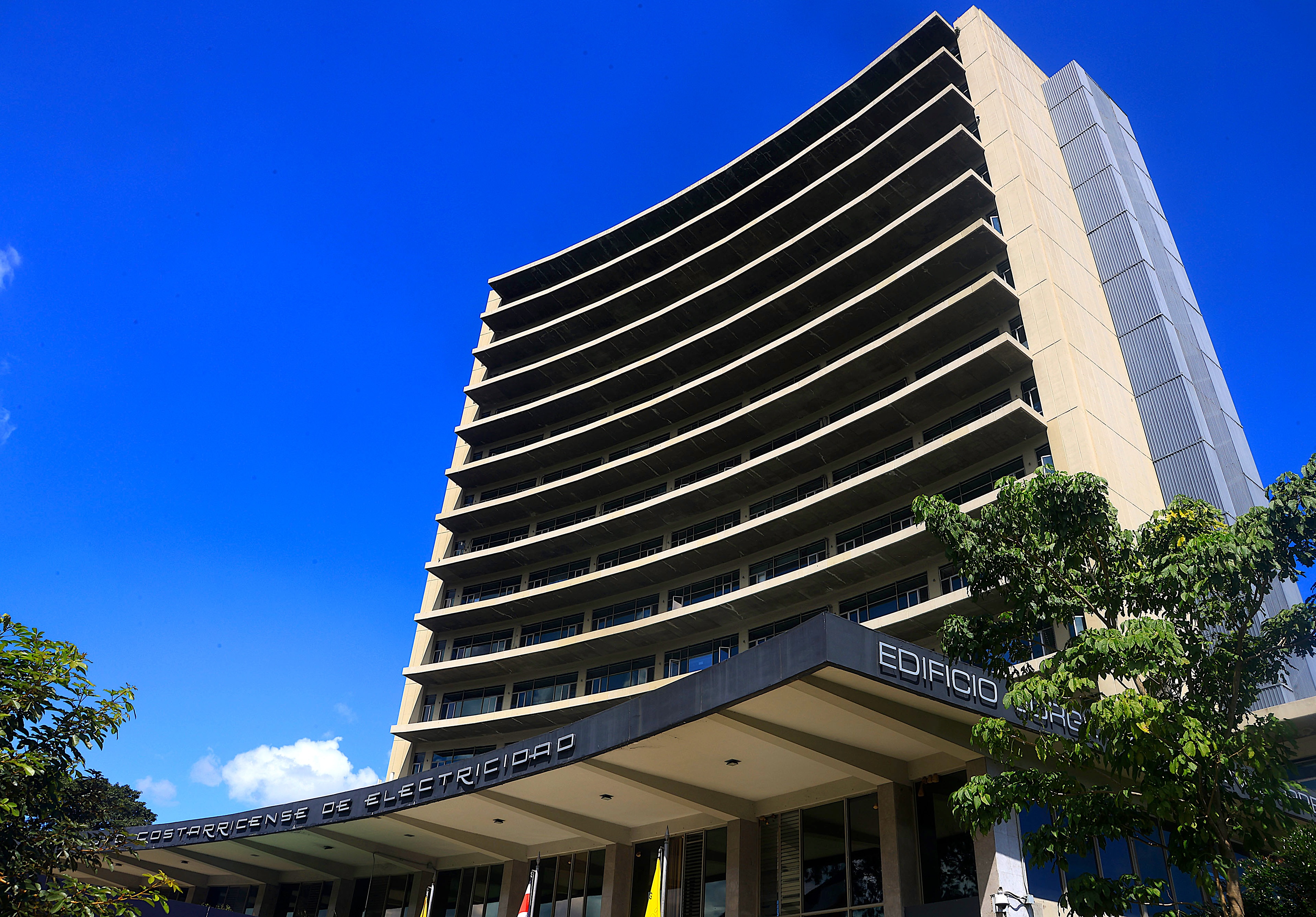 Fachada del edificio del Instituto Costarricense de Electricidad (ICE) en San José, que solicitó una rebaja del 1,75% en las tarifas de electricidad para sus abonados.