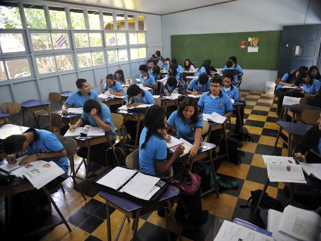 Especialistas coinciden en que los profesores bien preparados forman mejores estudiantes. Esta es una clase en el Liceo José Joaquín Vargas, en San Pedro, Montes de Oca (Foto con fines ilustrativos). | ARCHIVO