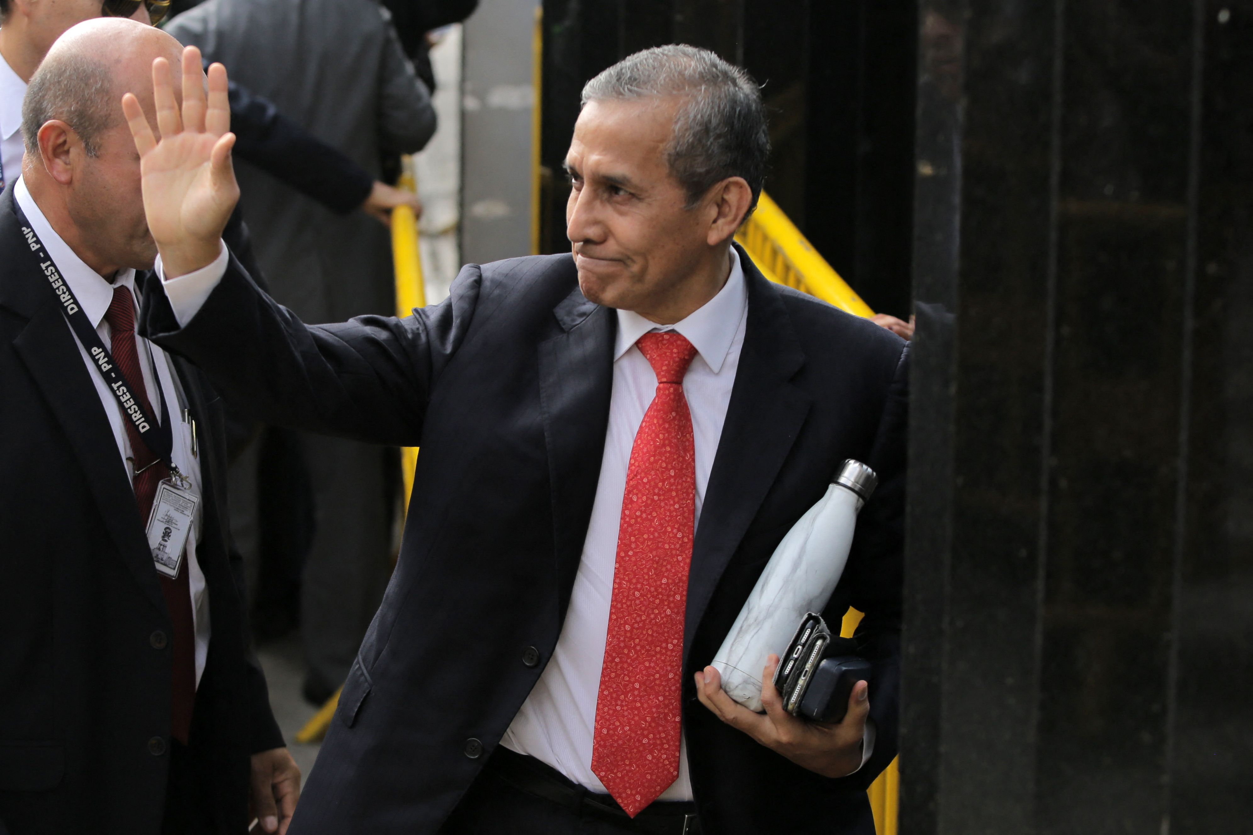 El expresidente de Perú (2011-2016), Ollanta Humala, habla por teléfono mientras se retira de la audiencia de lectura de sentencia en un tribunal de Lima, el 15 de abril de 2025. Un tribunal peruano condenó este martes al exmandatario a 15 años de prisión por un amplio caso de corrupción relacionado con el grupo constructor brasileño Odebrecht y el pago de sobornos a políticos. (Foto de CONNIE FRANCE / AFP)