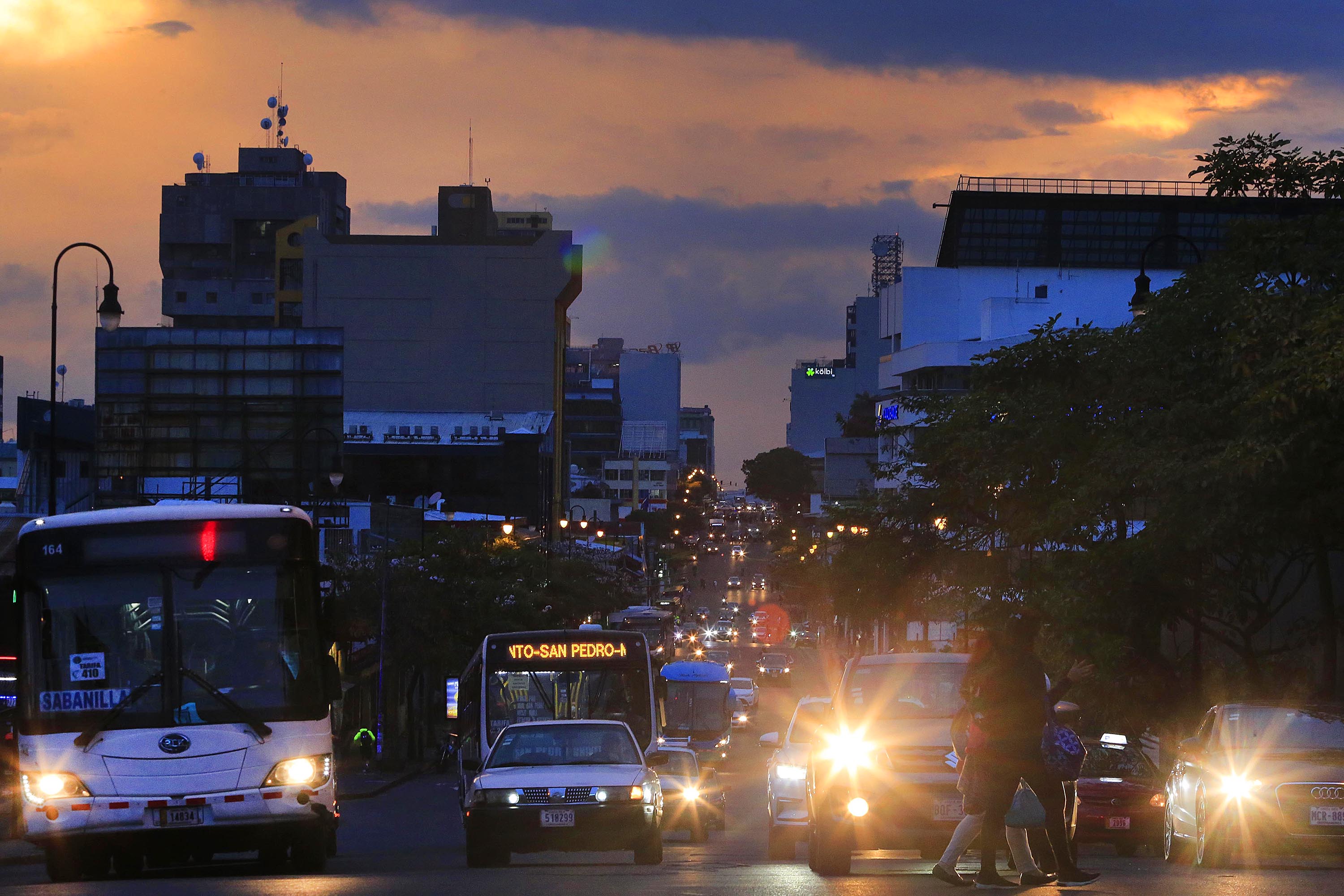 22/03/2021 San José. Movimiento vehicular, este martes por la tarde noche, en la avenida Segunda. Las fotos pueden servir de apoyo para notas relacionadas con restricción vehicular, circulación, carros en carretera, etc. Foto: Rafael Pacheco