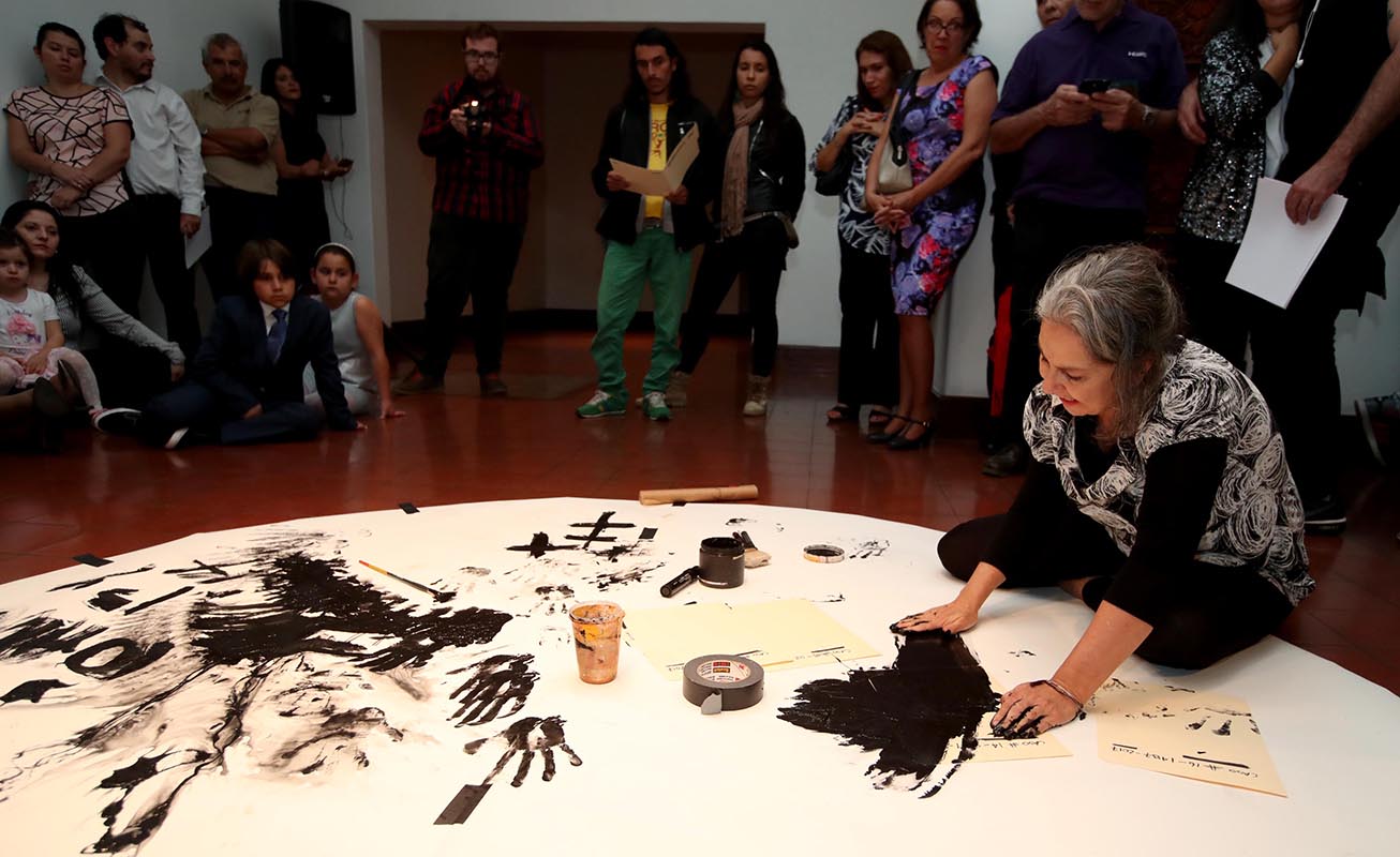 Rossella Matamoros realizó un performance en la inauguración del Salón Nacional de Artes Visuales 2017.