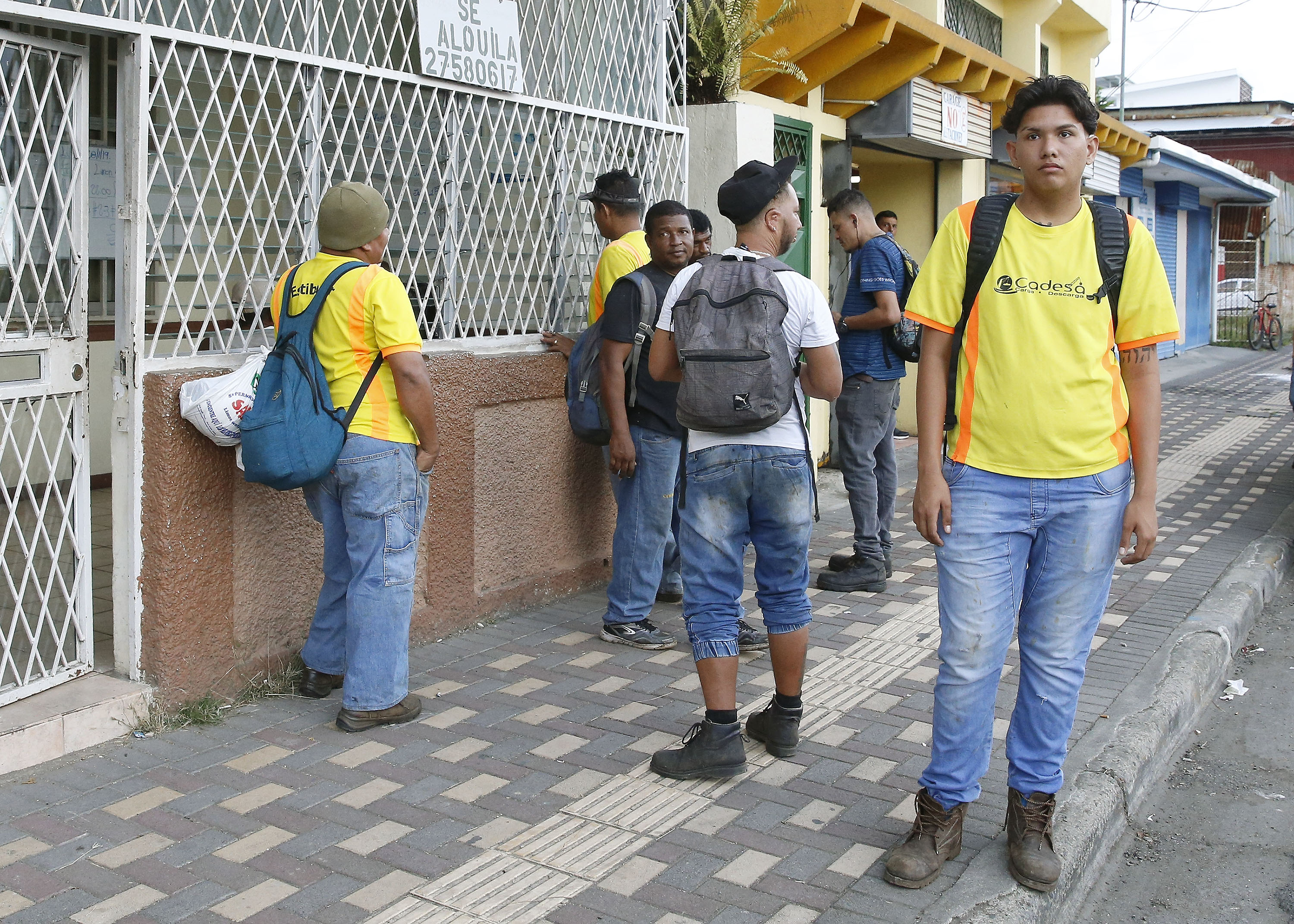29/01/2019. Provincia de Limón. Ante la apertura de operaciones de APMTerminals y el cierre de algunas negocios de la compañia Dole en la provincia de Limón se realizó un reportaje sobre el aumento del desempleo. En la foto: Un grupo de estibadores se reúnen frente a las intalaciones de CADESA poco antes de las 5:30 p.m; para ser llevados al muelle de Moín. Foto: Albert Marín.