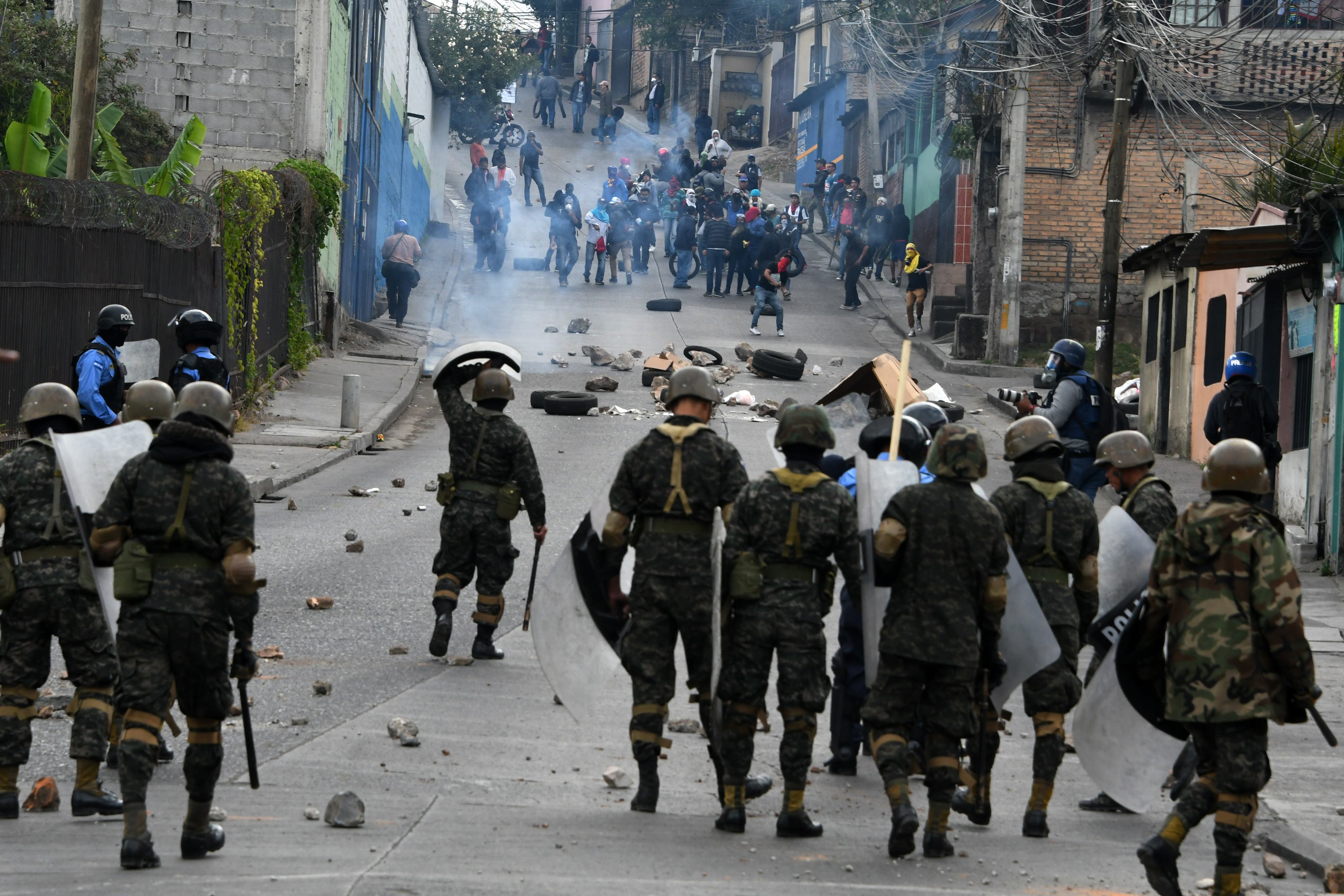Supporters of the presidential candidate for the Honduran Opposition Alliance Against the Dictatorship, Salvador Nasralla, clash with riot police and soldiers in a protest in Tegucigalpa on January 20, 2018.
New Honduran President Juan Orlando Hernandez inaguration ceremony will take place on January 27, 2018. / AFP PHOTO / ORLANDO SIERRA