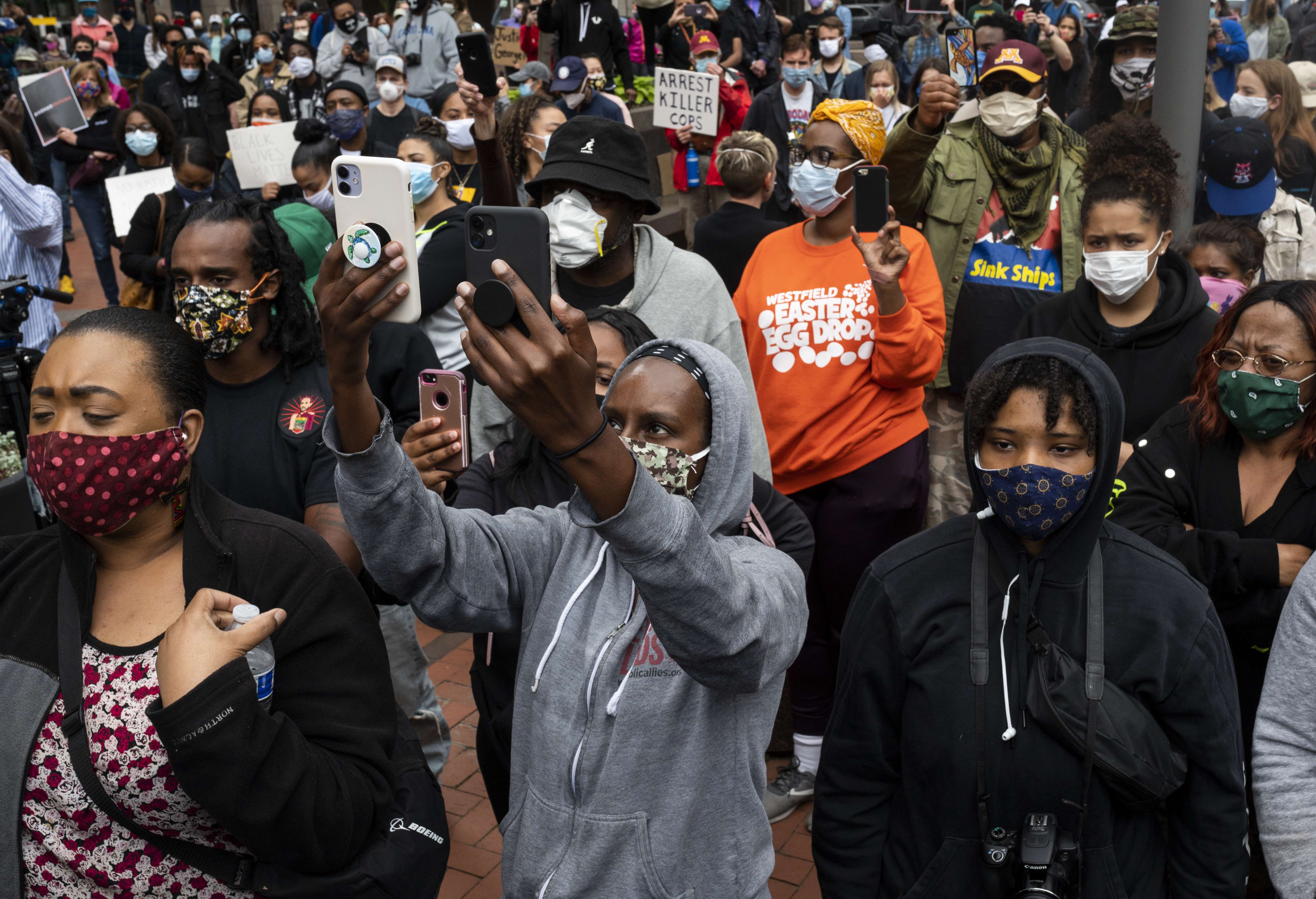 MINNEAPOLIS, MN - MAY 29: A crowd listens as Valerie Castile, mother of Philando Castile, speaks during a protest with Former NBA player Stephen Jackson in response to the police killing of George Floyd outside the Hennepin County Government Center on May 29, 2020 in Minneapolis, Minnesota. Jackson, who was friends with George Floyd, spoke at a press conference before joining the protest. Stephen Maturen/Getty Images/AFP
== FOR NEWSPAPERS, INTERNET, TELCOS & TELEVISION USE ONLY ==