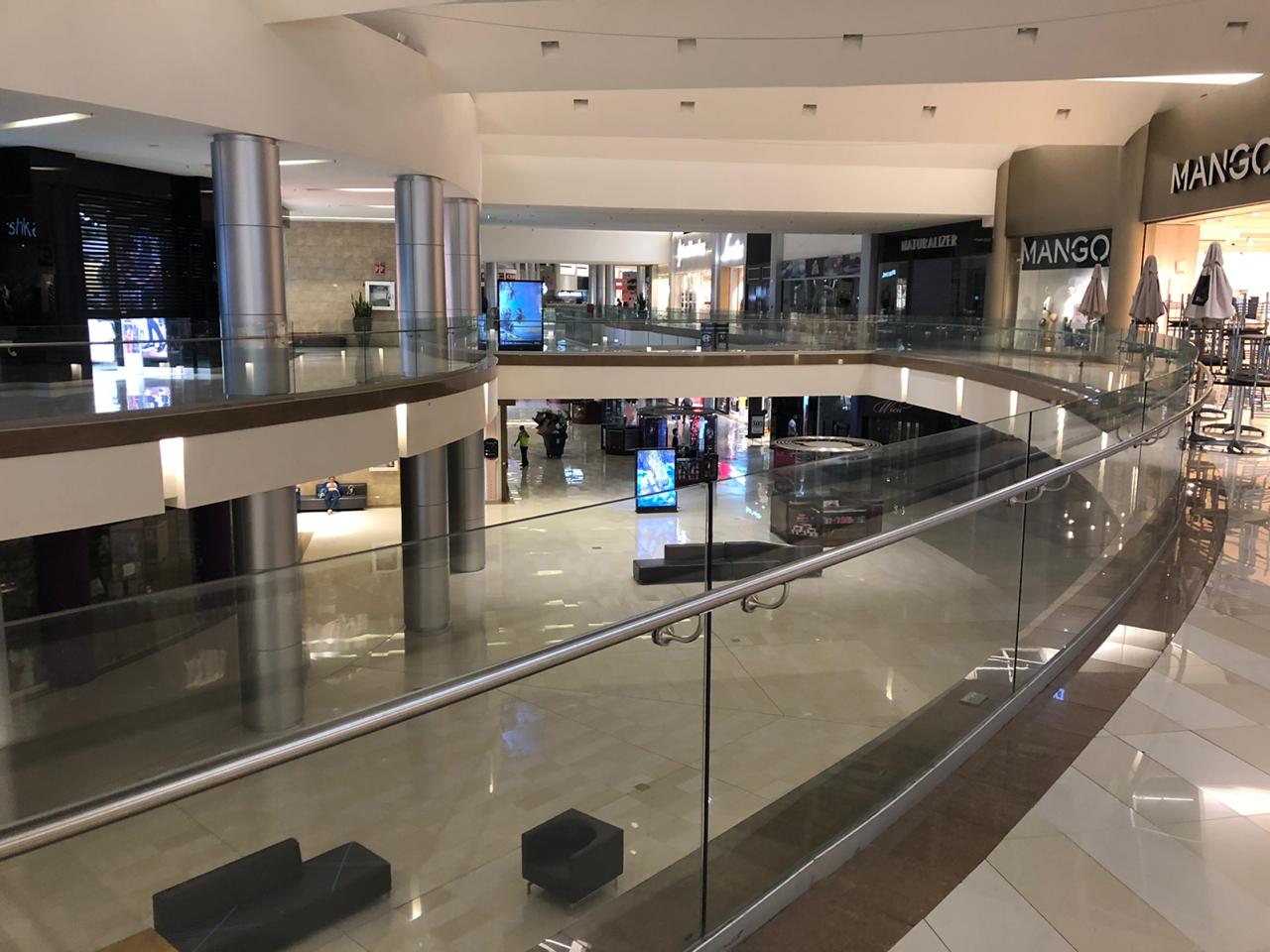 Los pasillos del centro comercial Multiplaza Escazú lucieron vacíos este lunes por la noche. Fotografía: Juan Diego Córdoba.