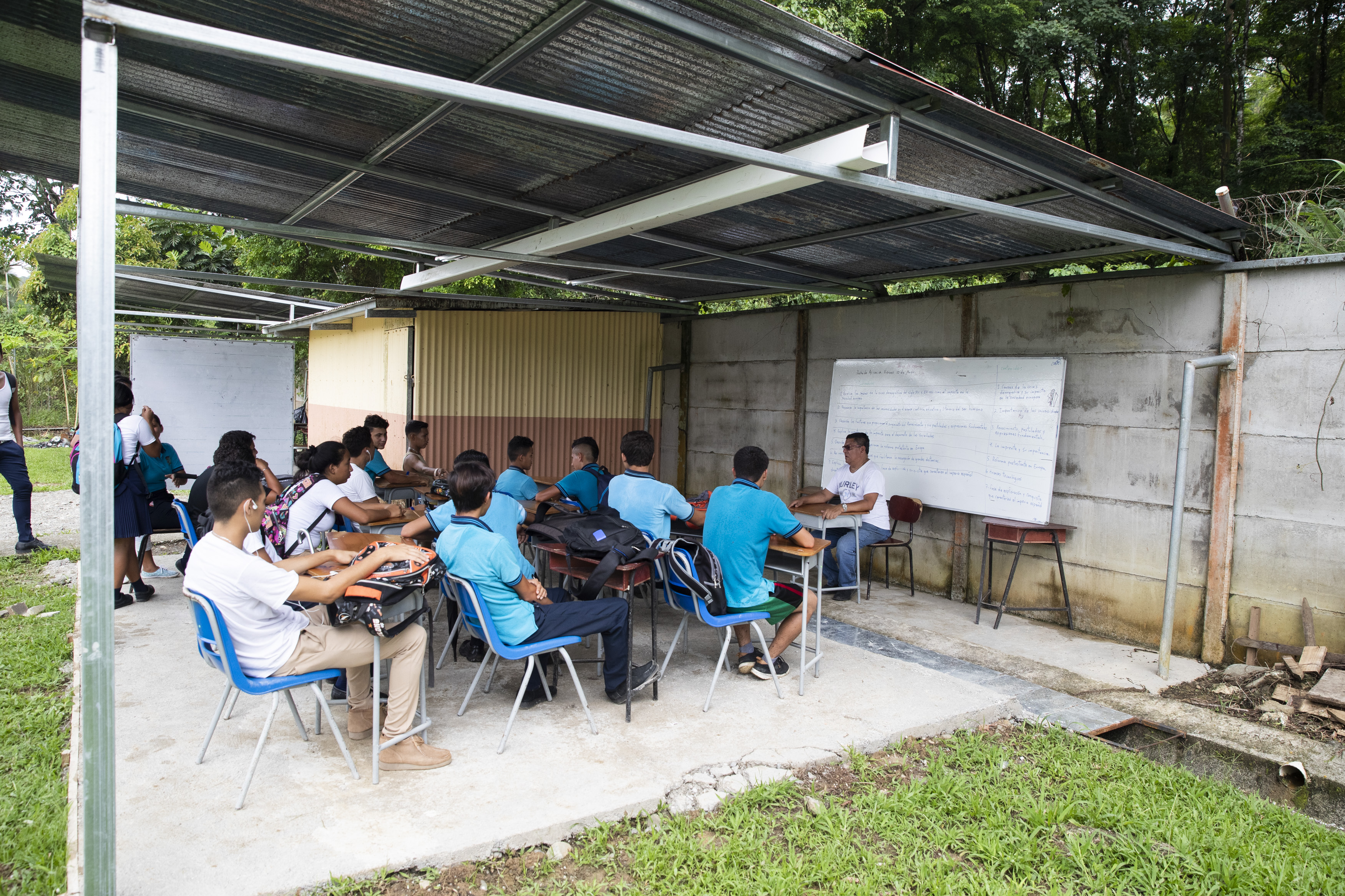 02/05/2019. Limón, Costa Rica. Gira por varias escuelas de la providencia de Limón para ver el estado en que se encuentran. El Liceo Rural de Agua Zarcas, fue desalojado alrededor de hace de un mes, con una población estudiantil de 52, se vieron obligados a transladarse a la escuela de la misma zona, uno de los problemas que tienen es que deben de compartir los baños con los estudiantes de la escuela. En la Foto: aulas que hicieron para en la escuela para que los estudiantes del colegio pueden recibir clases. Fotografía: Alejandro Gamboa Madrigal