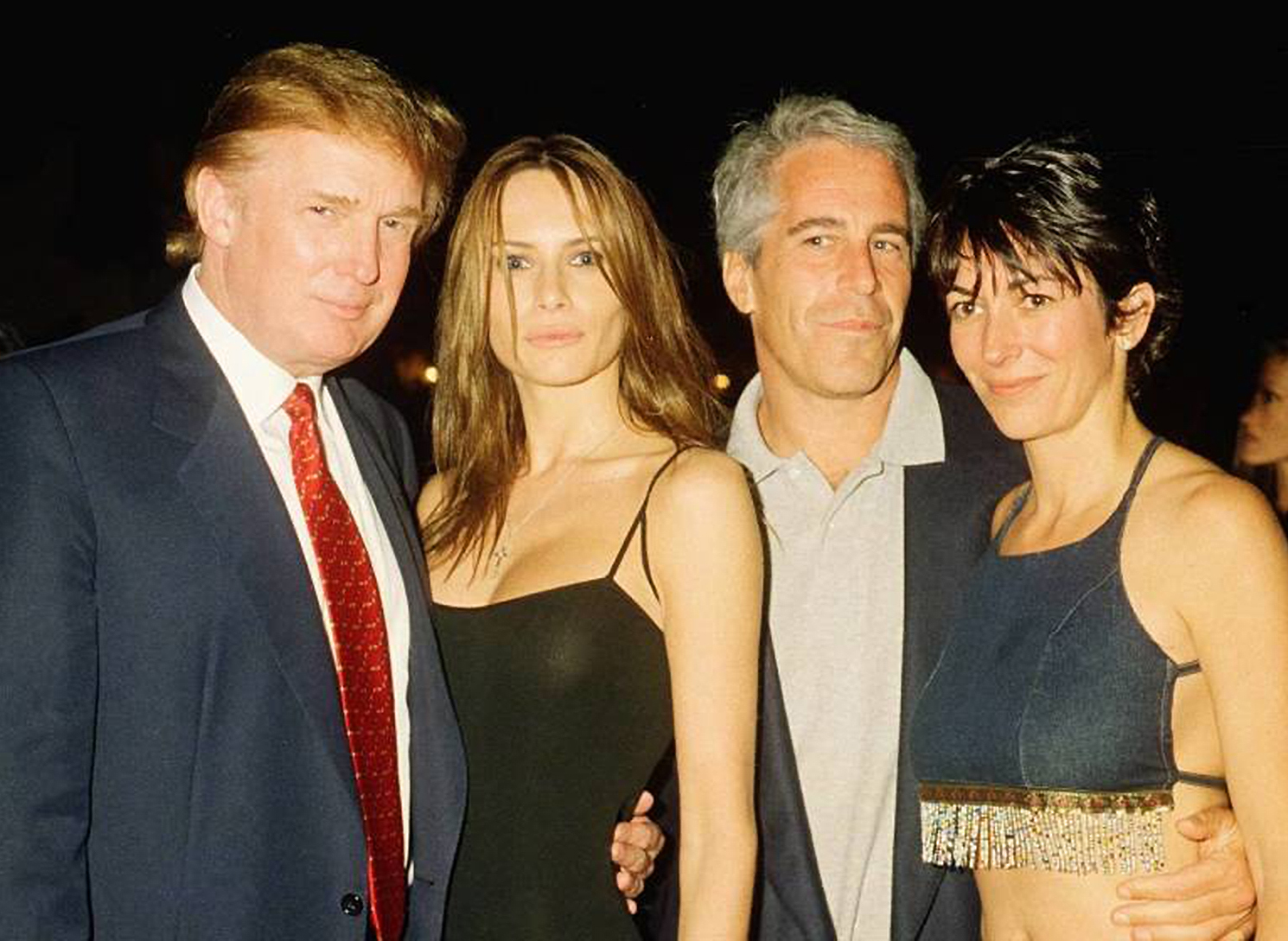 11/06/2020. Donald Trump, Melania Trump, Jeffrey Epstein y Ghislaine Maxwell en una foro de archivo. (Netflix)