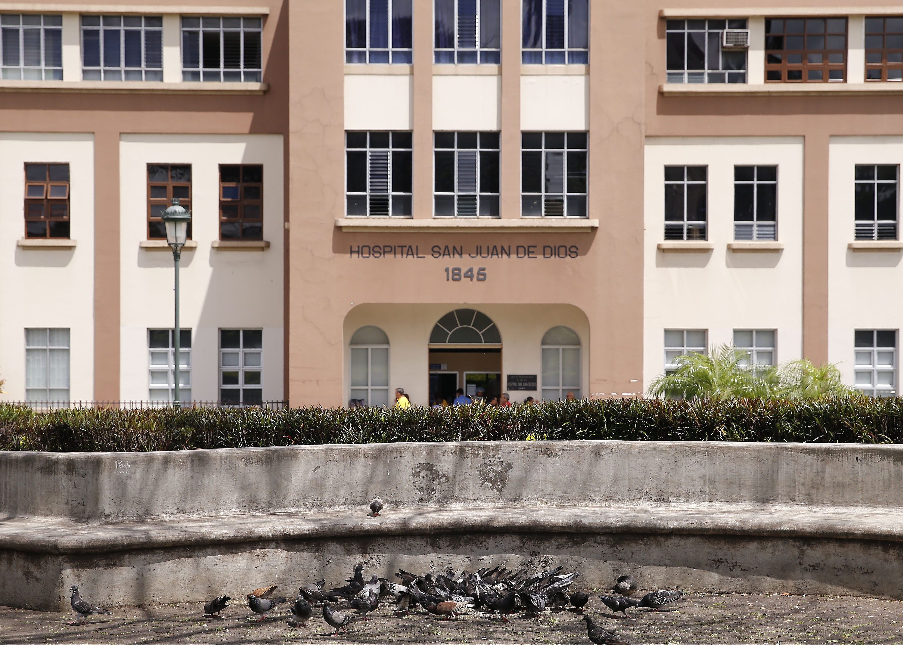 22/07/2019. Hospital San Juan de Dios. Fotos de la entrada de médicos del hospital San Juan de Dios ubicada al costado oeste del parque de la Merced. Foto: Albert Marín.