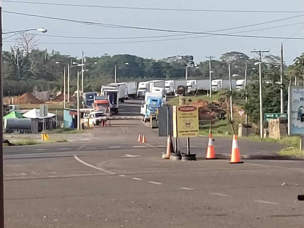 La fila de camiones en Tablillas, Los Chiles. Los conductores dicen que no tienen donde hacer sus necesidades, ni donde bañarse y que ya están sis recursos para comprar comida. Foto: Édgar Chinchilla.